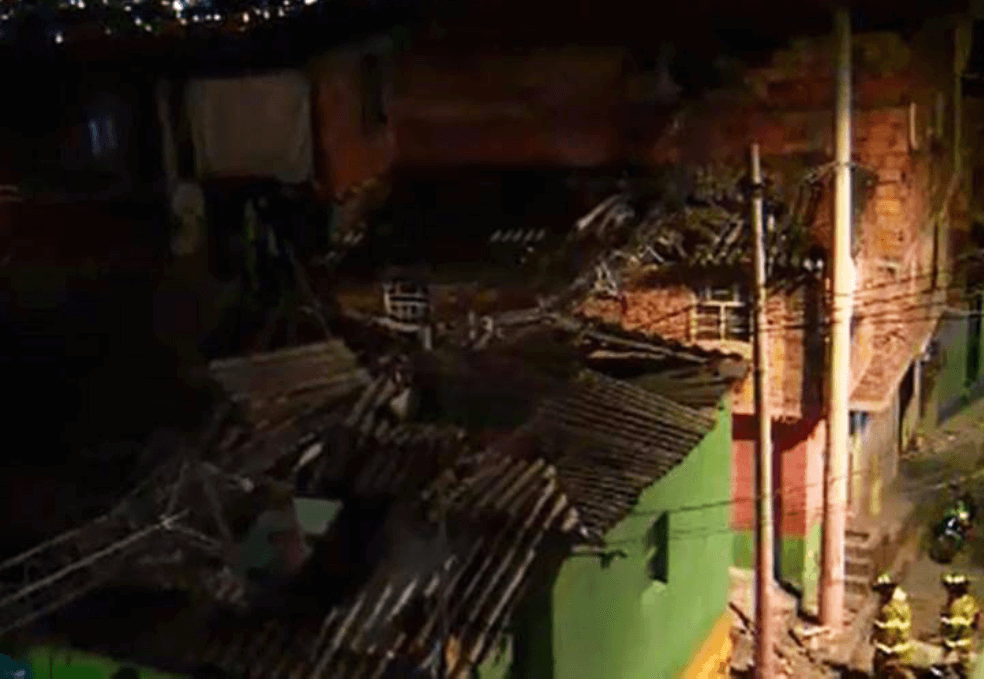 Fuertes vientos derribaron una torre de telecomunicaciones y un poste en Bogotá