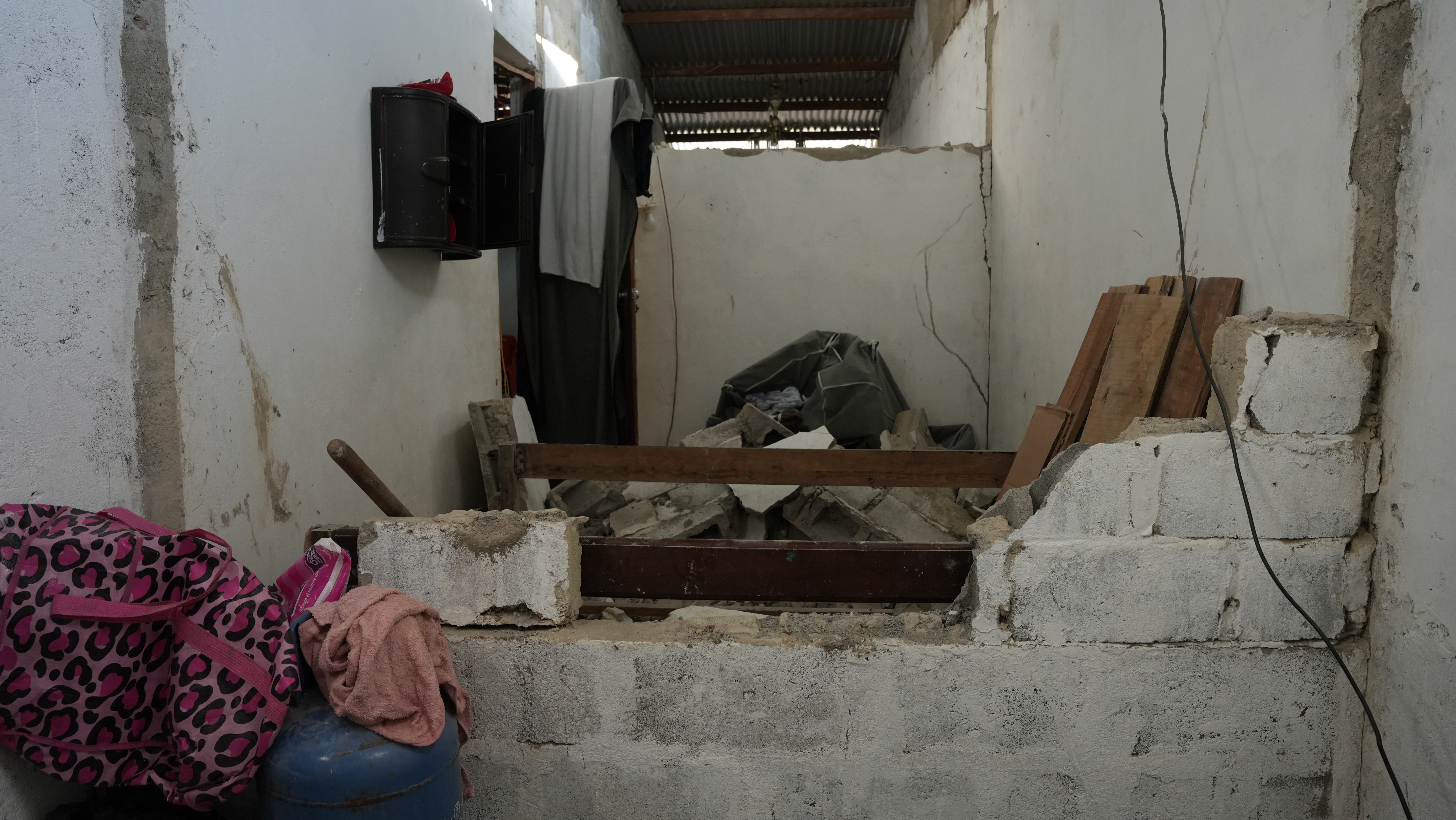 En el Futuro, Quibdó, las familias se atrincheran afuera de sus casas por miedo a las grietas y a las réplicas.