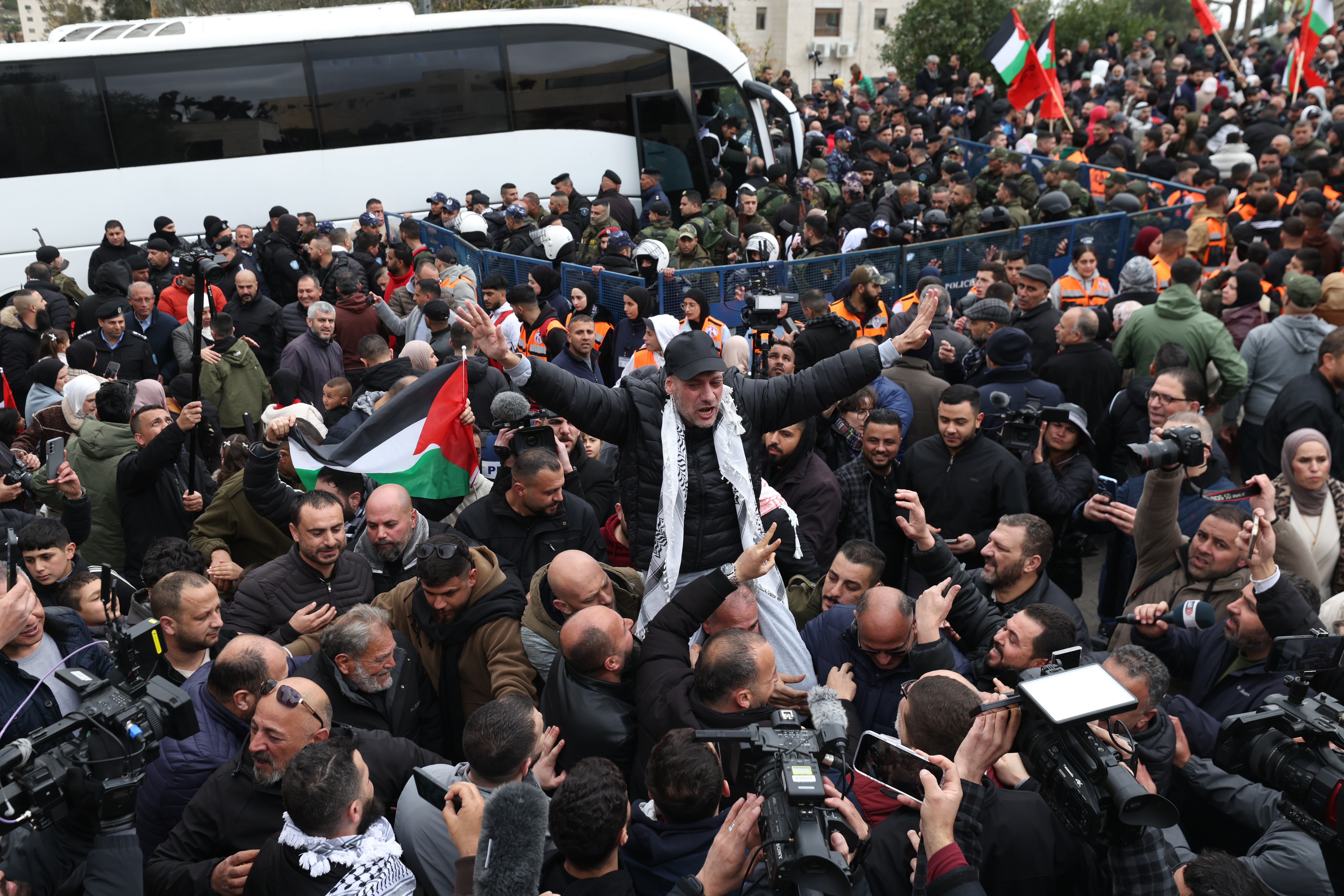 RAMALLAH (ZZZ), 08/02/2025.- Released Palestinian prisoners are welcomed upon arrival to Ramallah in the West Bank, 08 February 2025. Israel has returned Palestinian prisoners following the release of three Israeli hostages, Eli Sharabi, Ohad Ben Ami and Or Levy, as part of the ongoing Israeli-Hamas hostage release and ceasefire deal. (Ramala) EFE/EPA/ALAA BADARNEH