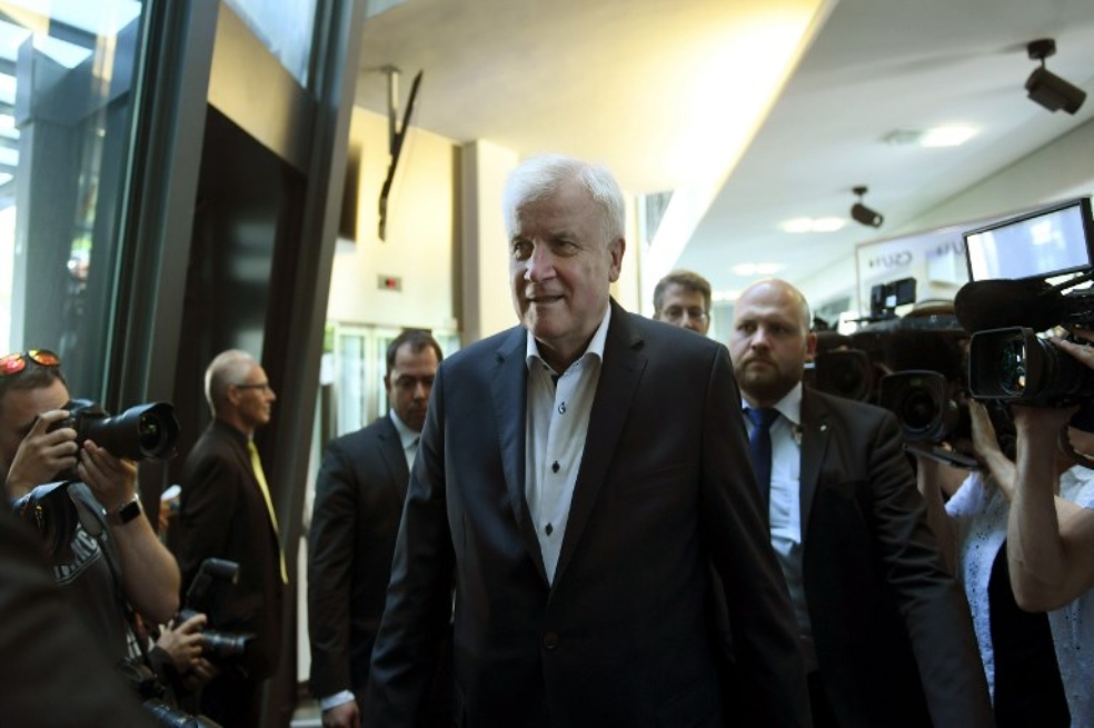 Ministro de Interior alemán podría dimitir por sus diferencias con Merkel