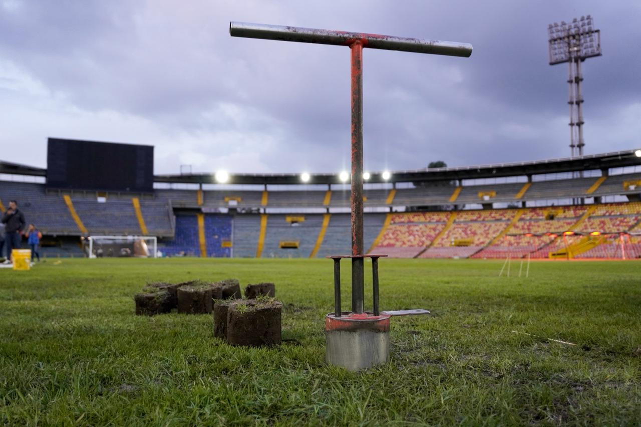 La cancha en disputa: lluvias, eventos masivos y el deterioro del césped de El Campín