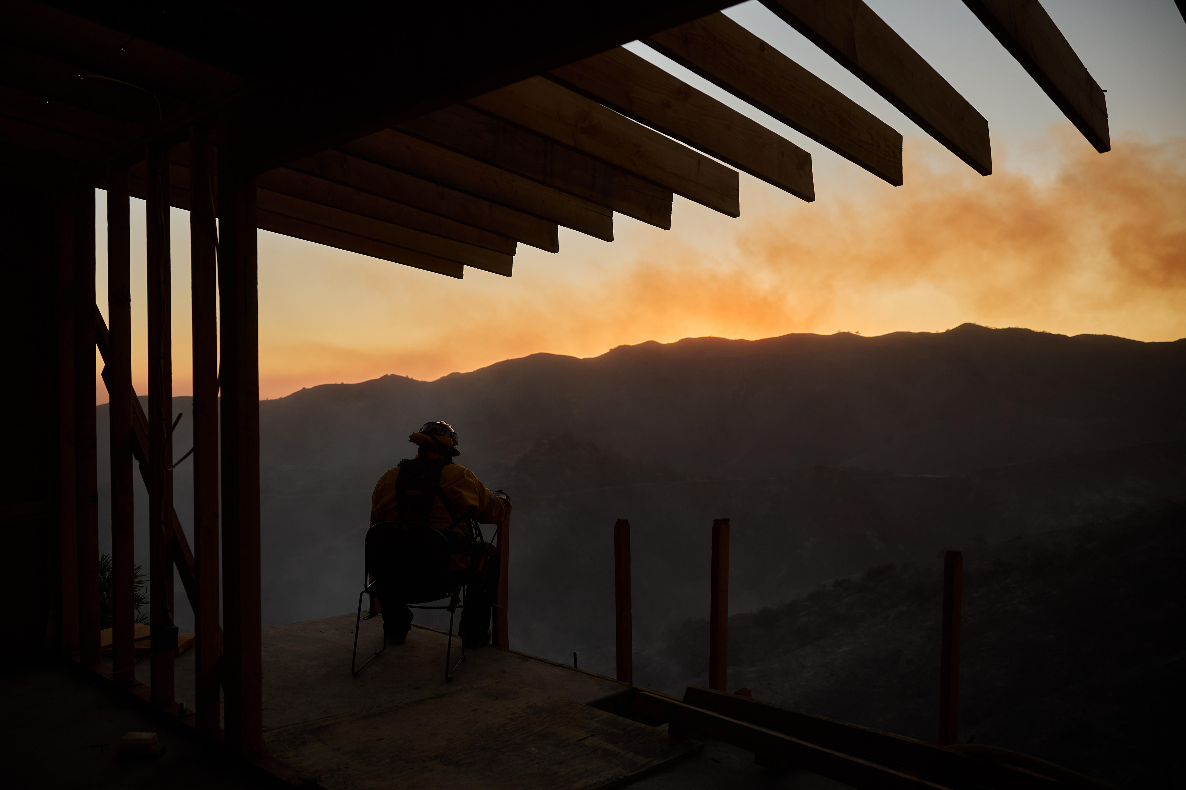 Vientos “fuertes y peligrosos” amenazan con expandir los incendios en Los Ángeles