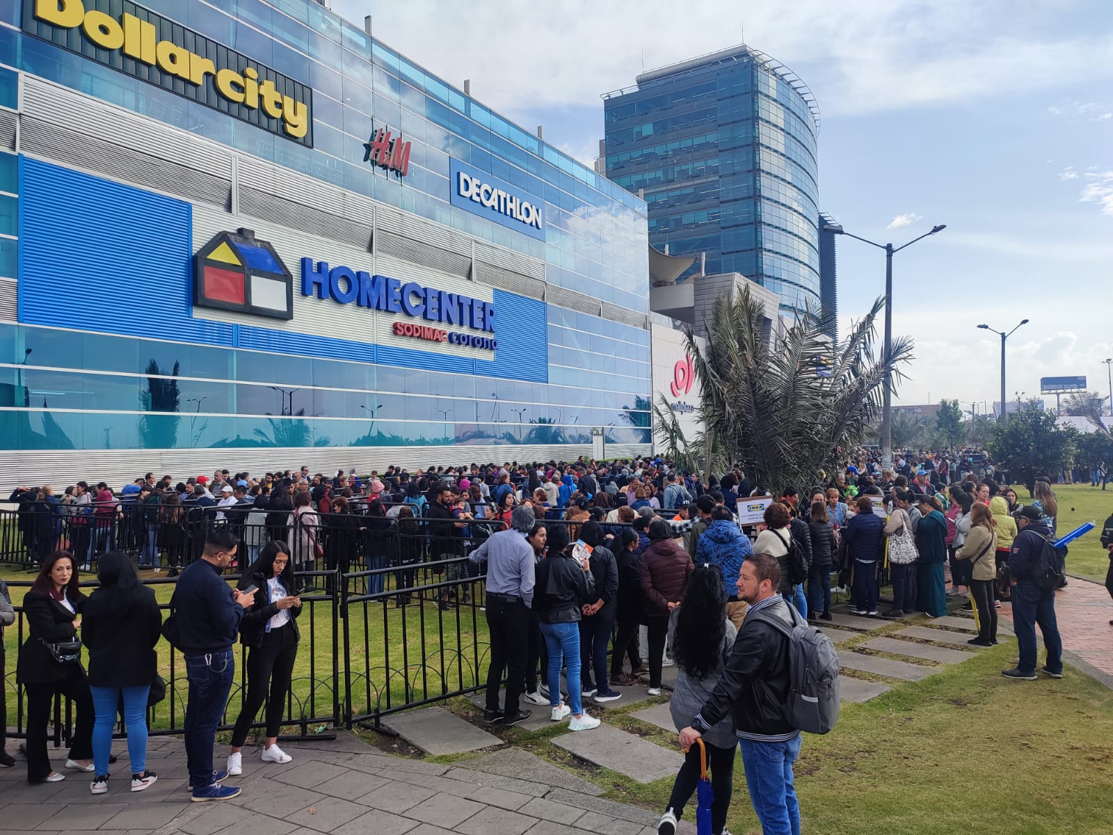 Apertura de la primera tienda de IKEA en el centro comercial Mall Plaza, Bogotá.