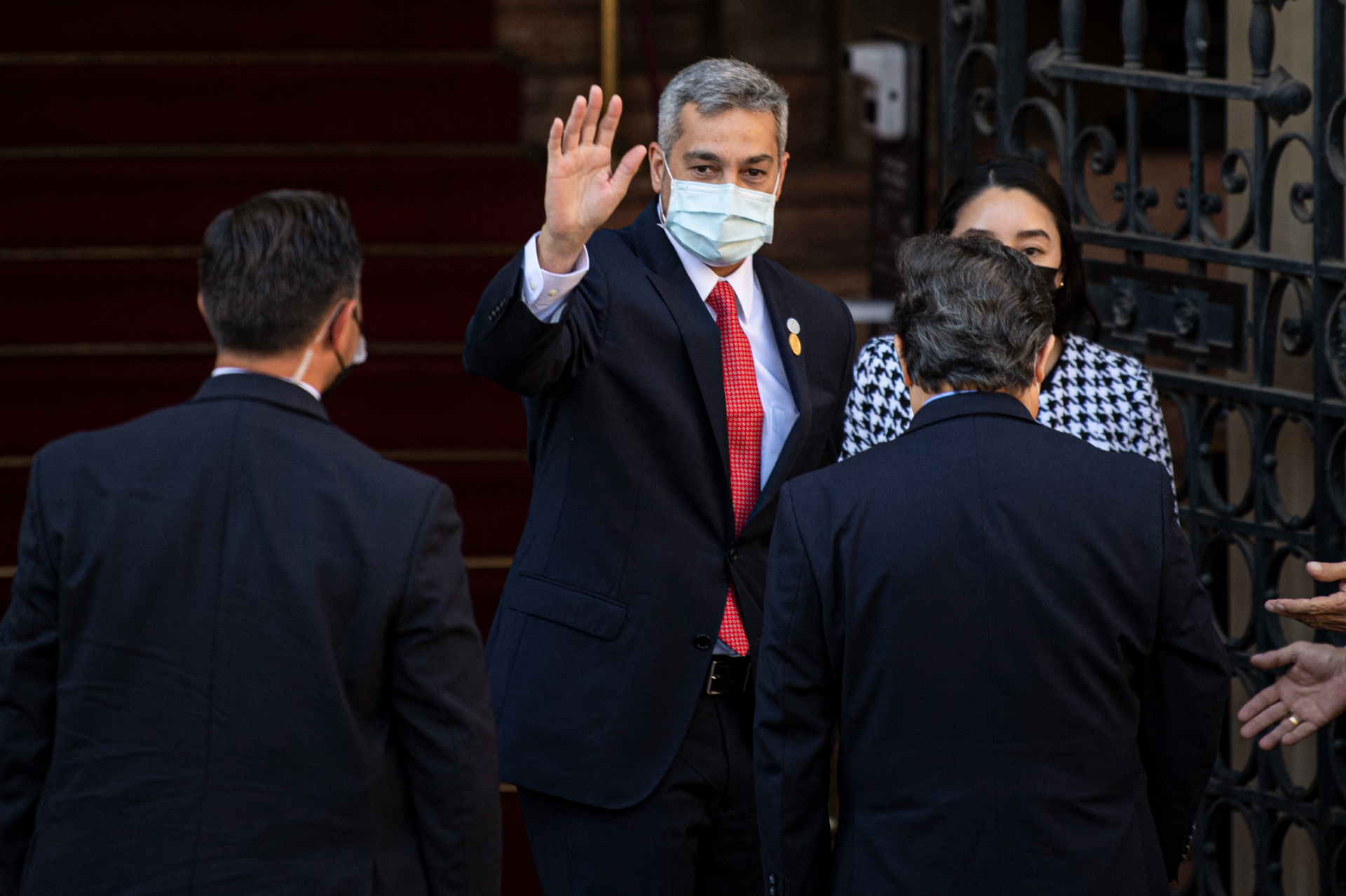 El presidente de Paraguay, Mario Abdo Benítez, llegó al palacio presidencial chileno a encontrarse con el presidente electo Gabriel Boric.