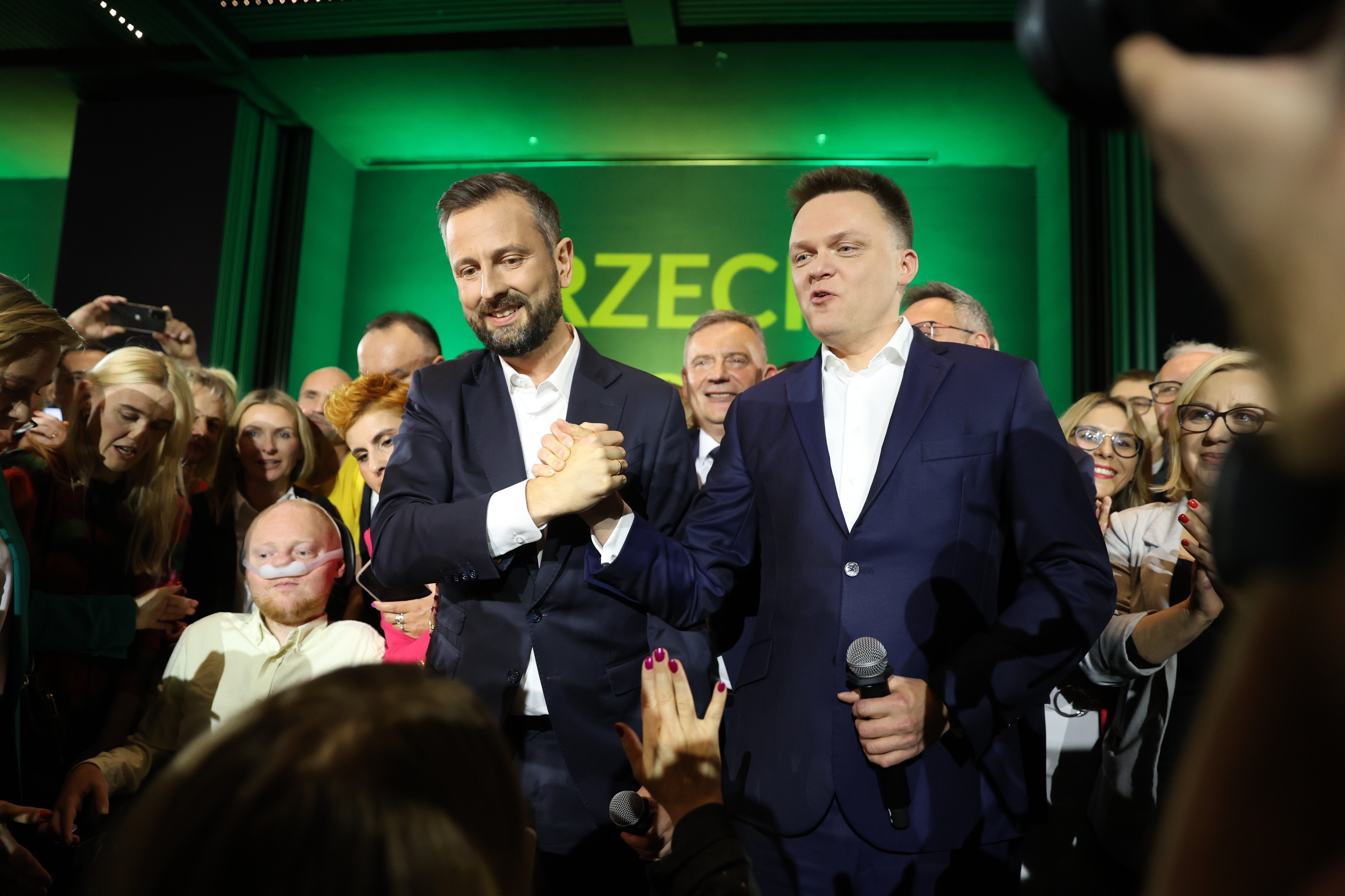Warsaw (Poland), 15/10/2023.- Leader of opposition party Polish People's Party (PSL) Wladyslaw Kosiniak-Kamysz (L) and leader of Poland 2050 party Szymon Holownia (R) react during Law and Justice party parliamentary elections night in Warsaw, Poland, 15 October 2023. Poland holds parliamentary elections in which citizens elect 460 MPs and 100 senators for a four-year term. In addition to the elections, Poland is holding a four-point referendum on the privatization of state-owned enterprises, increasing the retirement age, accepting migrants under the EU relocation mechanism and removing border barriers with Belarus. (Elecciones, Bielorrusia, Polonia, Varsovia) EFE/EPA/RAFAL GUZ POLAND OUT