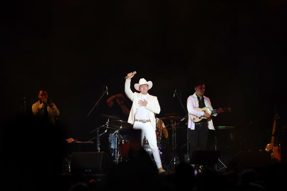 Las puertas al público se abrieron desde las 6:30 p.m. y dos horas más tarde, Luis Alfonso, el cantante de música popular nacido en Popayán, abrió el concierto.
