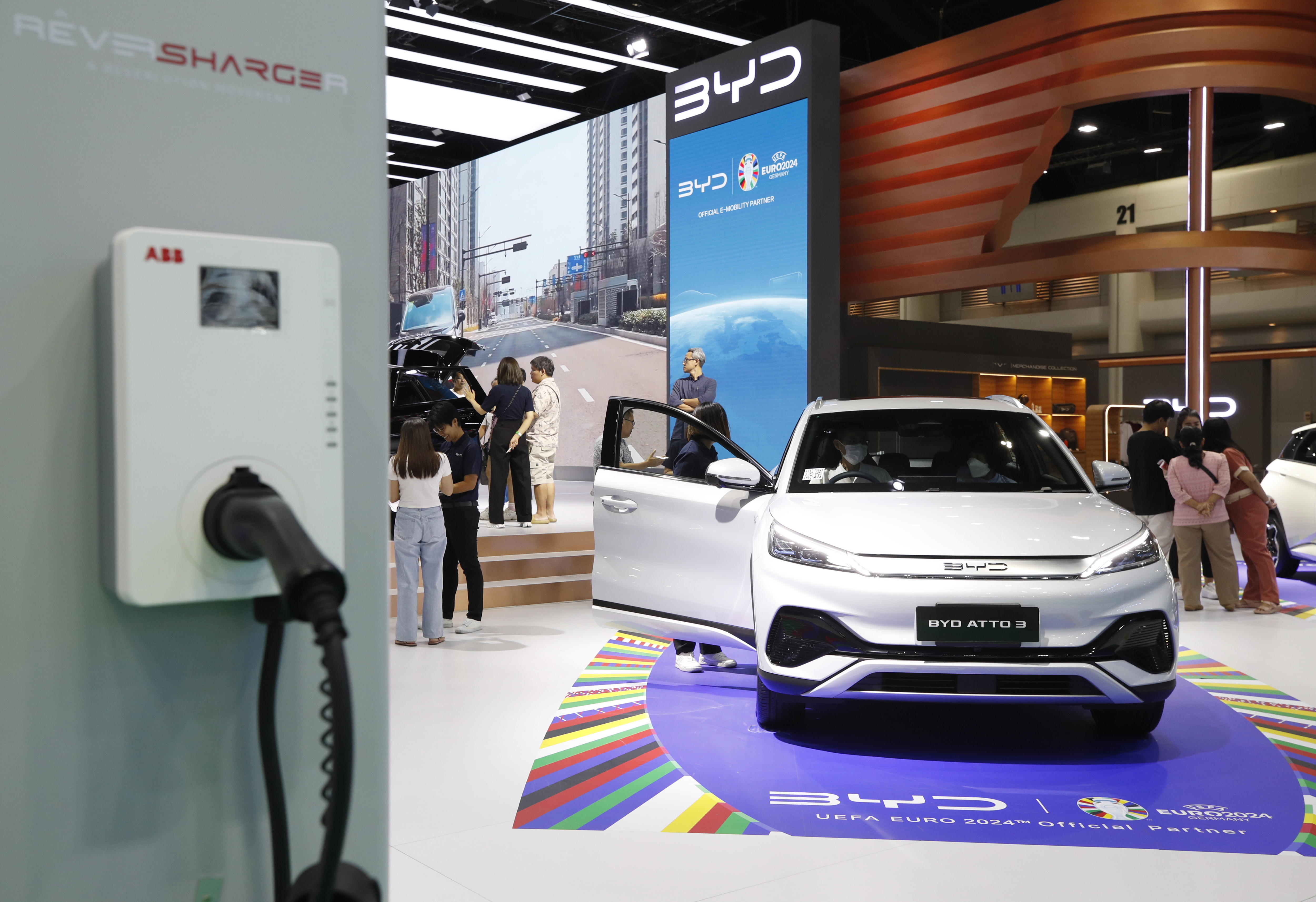 Bangkok (Thailand), 28/03/2024.- Visitors inspect Chinese automaker BYD's Atto 3 electric car displayed at the 45th Bangkok International Motor Show 2024 in Nonthaburi province on the outskirts of Bangkok, Thailand, 28 March 2024. More than 49 leading brands of the world's major automakers attend to exhibit and unveil their automotive products and technology including the new electric vehicles, in the annual automobile showcase amid Thailand's sluggish domestic car sales continuing to decline to the lowest level in two years by 26 percent year-on-year in February 2024, according to the Federation of Thai Industries. (Tailandia) EFE/EPA/RUNGROJ YONGRIT