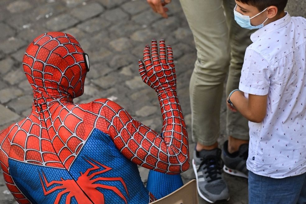 En el Policlínico Agostino Gemelli de Roma, este hombre disfrazado de Spiderman buscará arrancarle una sonria a los niños que se encuentran en el hospital.