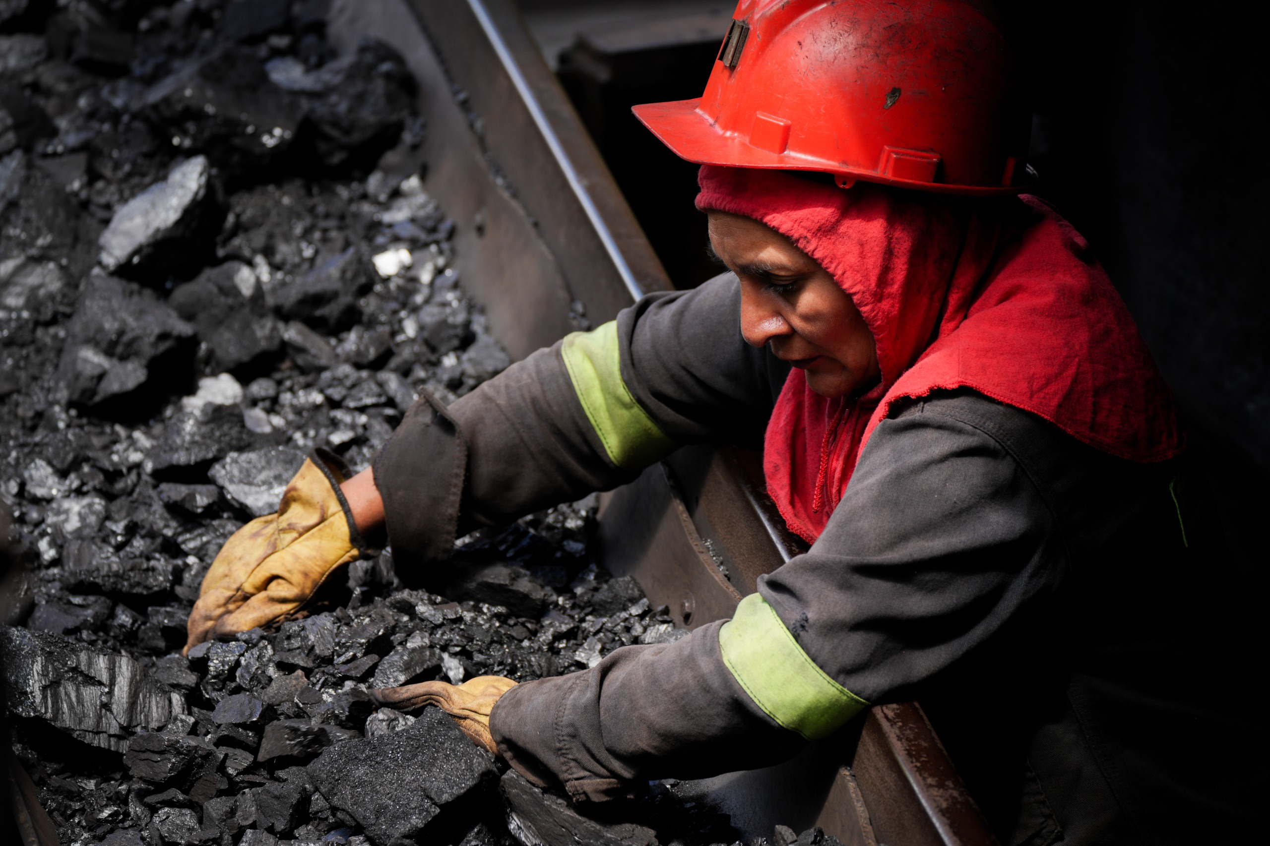 Ayda Nova trabaja como “patiera” en una mina de carbón de la región de Ubaté. Su labor consiste en separar manualmente las rocas del mineral que baja por las bandas transportadoras.