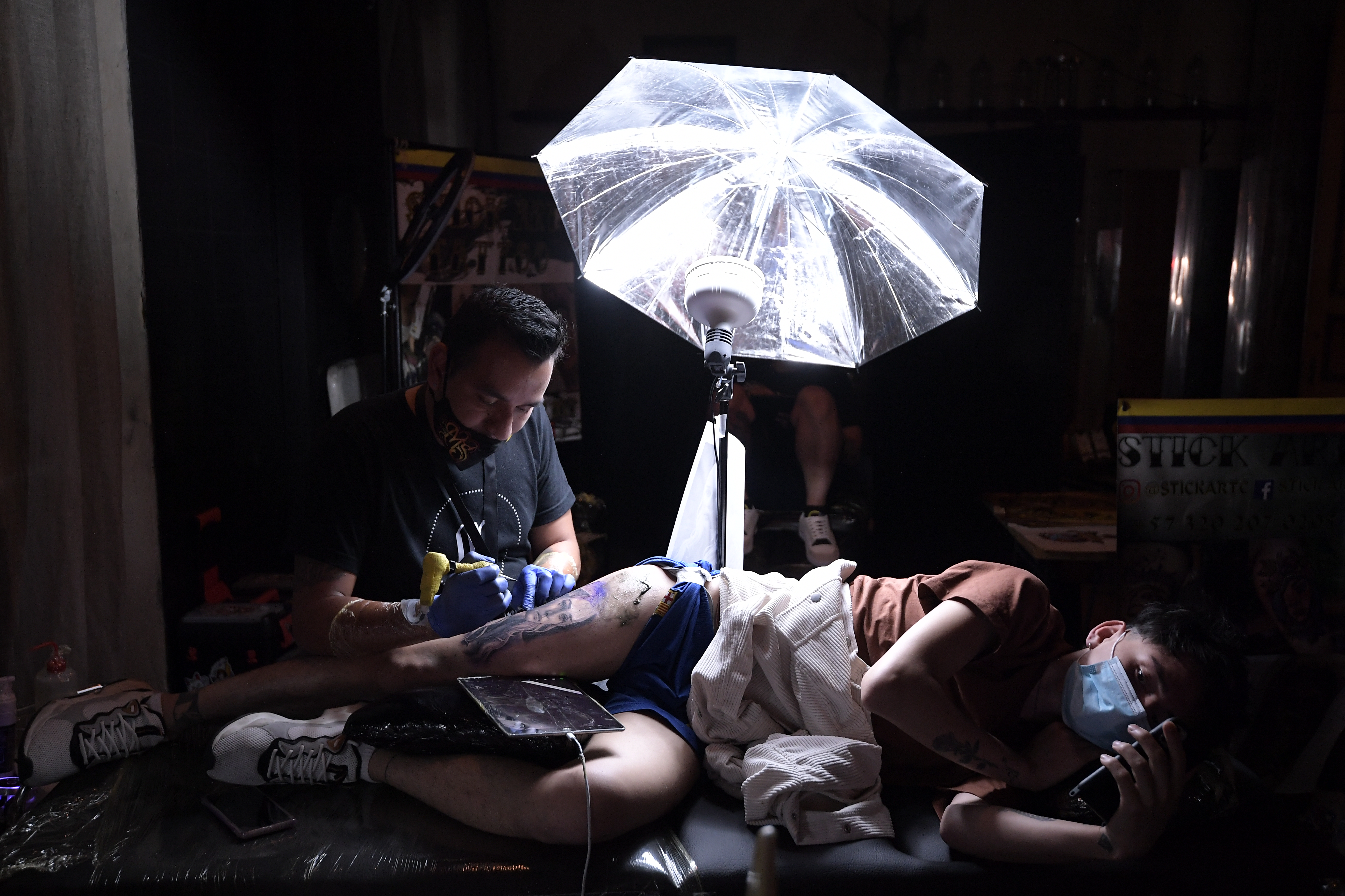 Tatuajes sin dolor en Bogotá: la peligrosa práctica de la sedación que enciende alarmas
