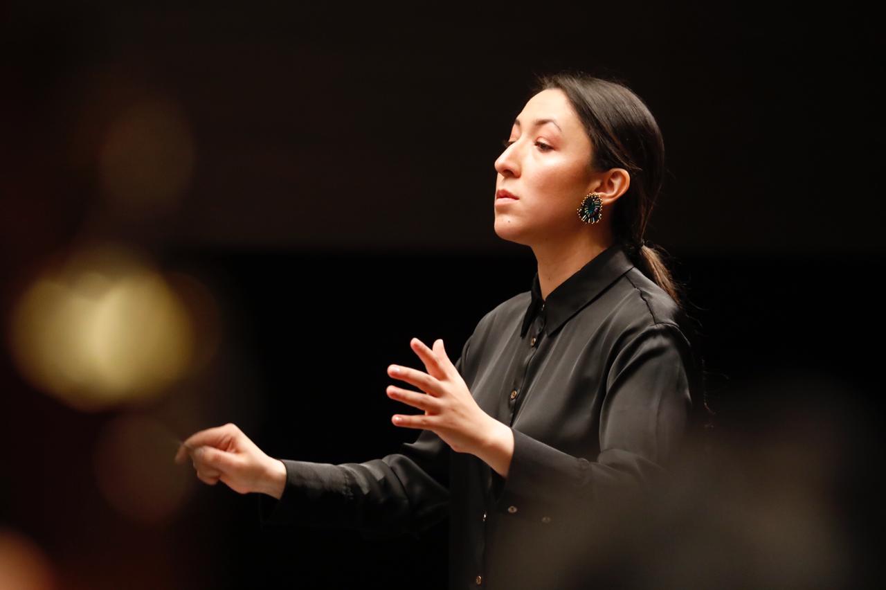 Paola Ávila, ganadora del Fellowship en Dirección Orquestal con la Chicago Sinfonietta, del Conducting Fellow con la Orquesta Sinfónica de Miami y Directora del Coro Filarmónico Juvenil de la Orquesta Filarmónica de Bogotá