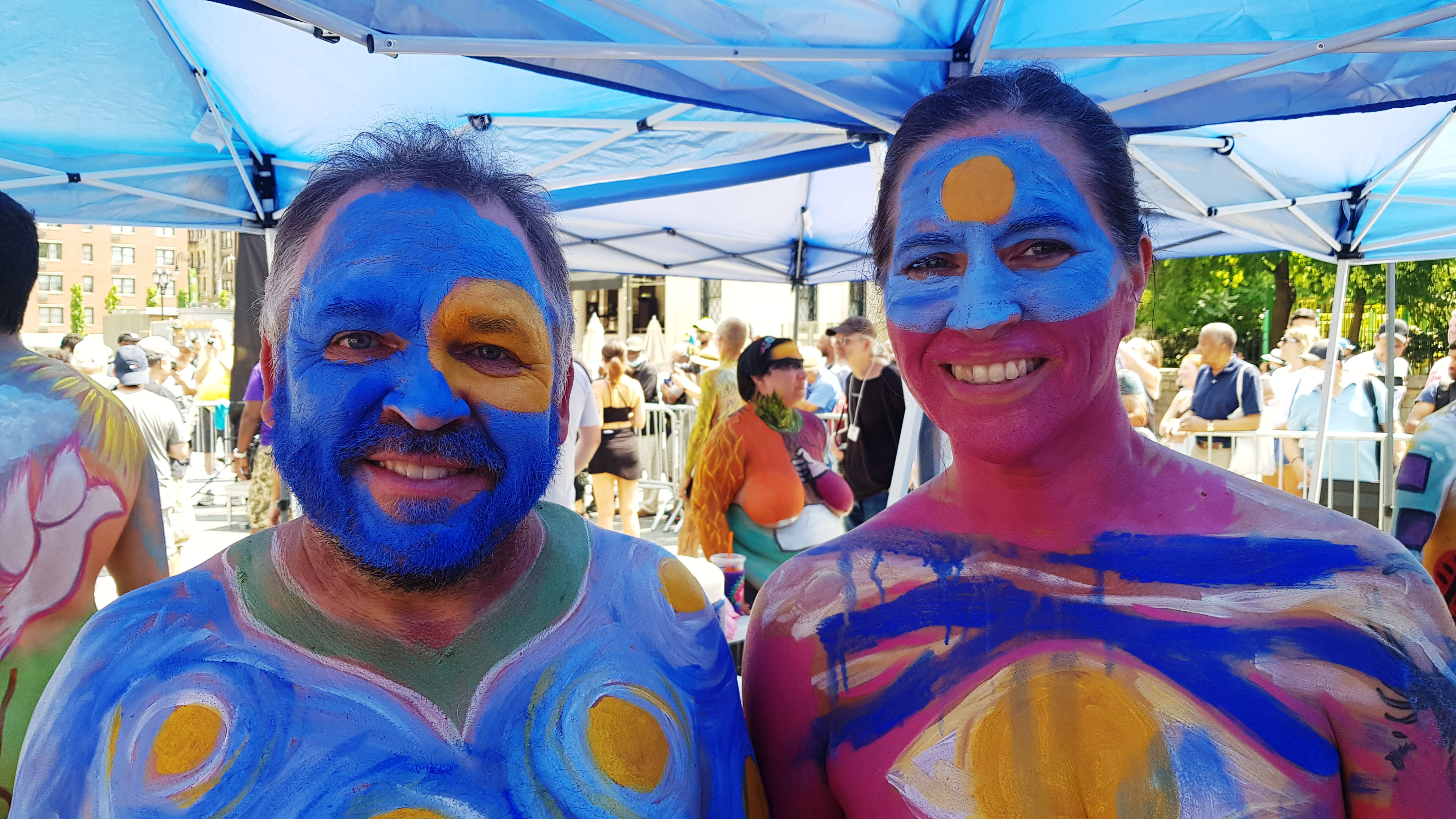 USA9473. NUEVA YORK (ESTADOS UNIDOS), 24/07/2022.- Darrell y su esposa, quienes han viajado desde Dakota del Norte, modelan sus cuerpos pintados durante la novena edición anual del Día Nacional de Pintura Corporal de Nueva York, en Union Square, Nueva York (Estados Unidos). Resguardadas bajo unas improvisadas carpas para protegerse del agobiante calor, unas 45 personas cedieron este domingo sus cuerpos desnudos a 35 artistas en la neoyorquina plaza de Union Square para expresar la aceptación de lo que somos y la alegría de vivir. EFE/ Jorge Fuentelsaz