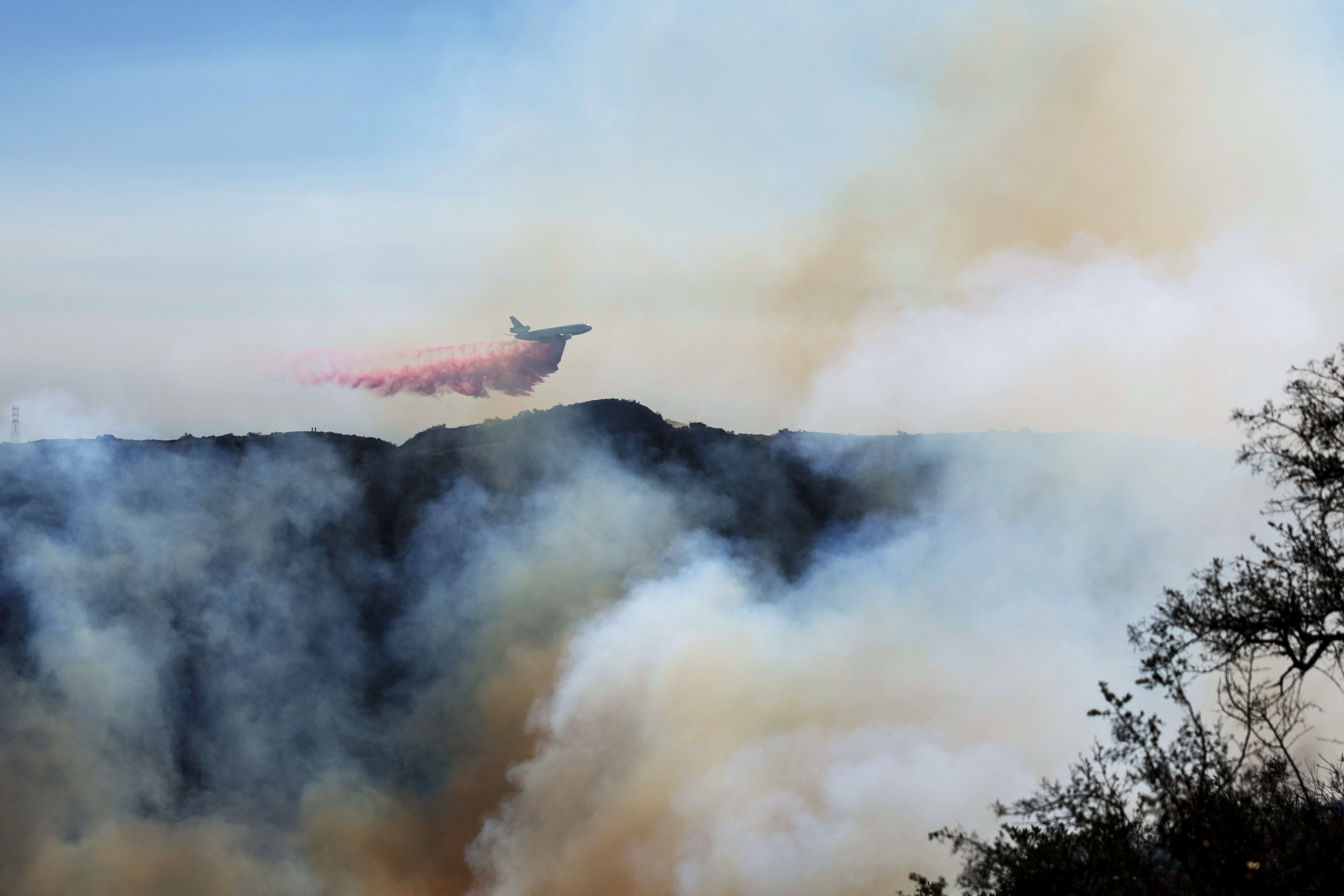 Los incendios “más devastadores” de California siguen sin control en Los Ángeles