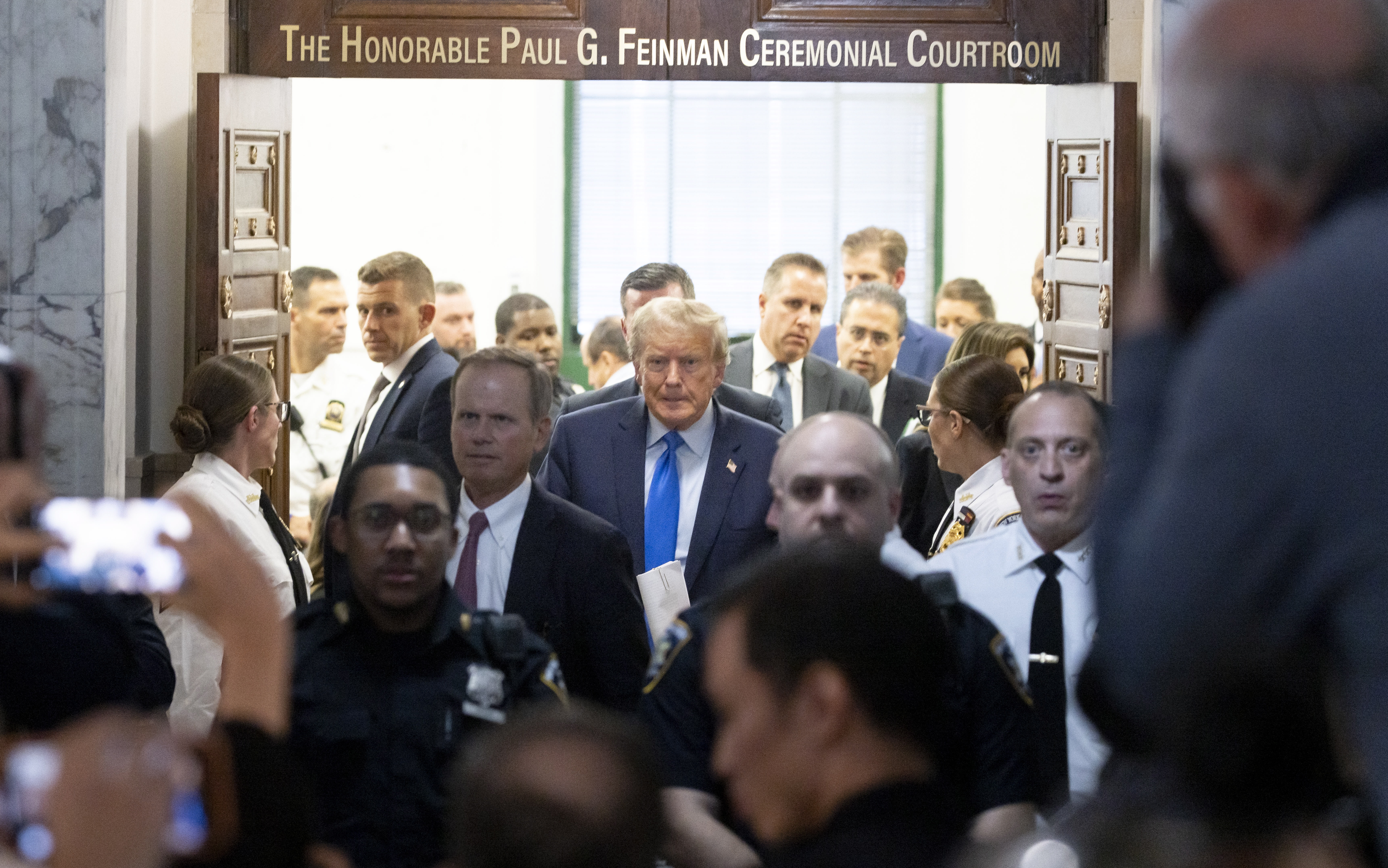 New York (United States), 02/10/2023.- Former US President Donald J. Trump (C) walks out of the courtroom after attending the first day of his civil fraud trial in New York, New York, USA, 02 October 2023. Trump, his adult sons and the Trump family business are facing a lawsuit by the State of New York accusing them of inflating the value of assets to get favorable loans from banks. (Nueva York) EFE/EPA/JUSTIN LANE / POOL