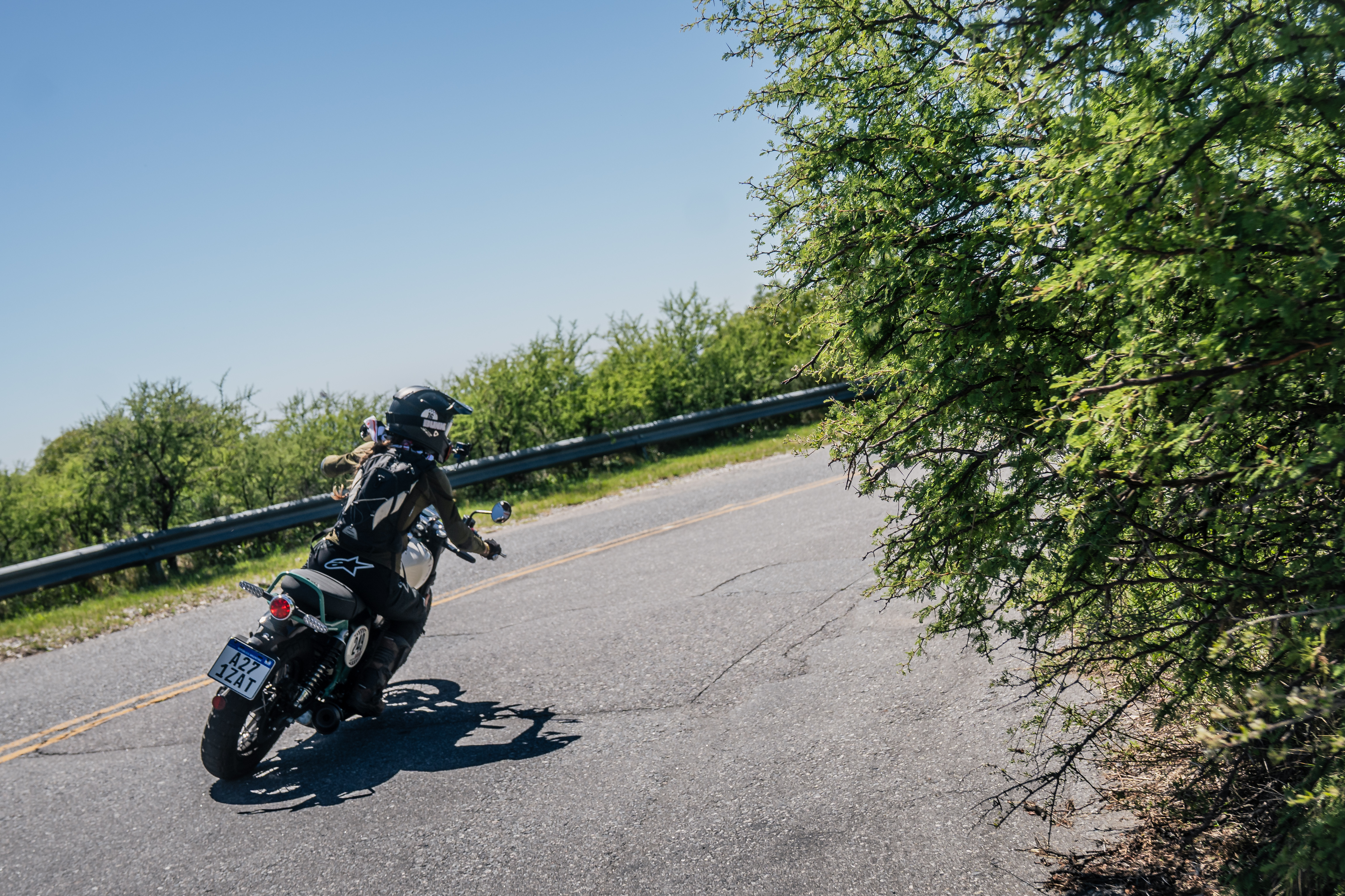 ¿Cómo tomar una curva a la izquierda o derecha en moto correctamente y evitar caídas?