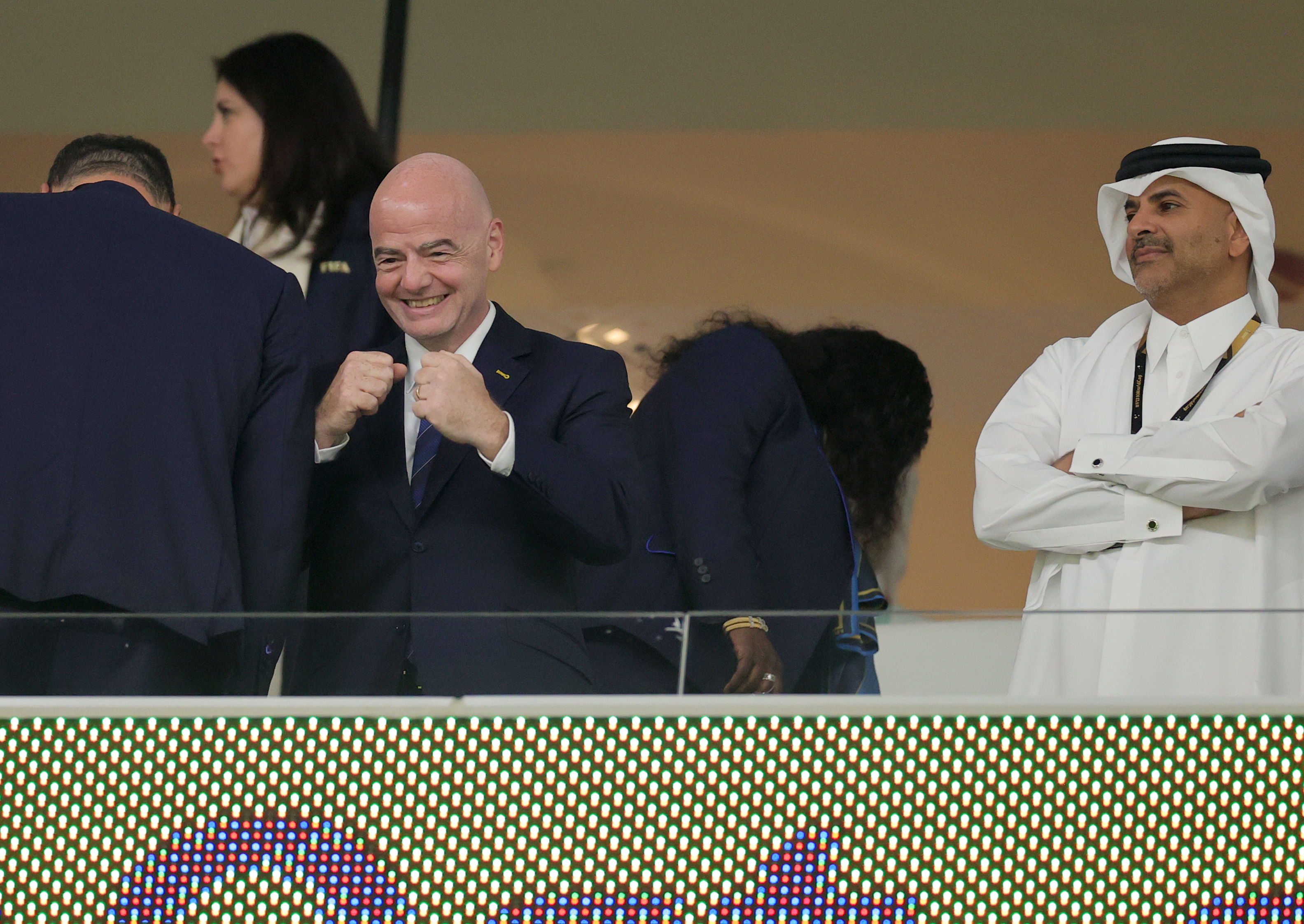 Doha (Qatar), 04/12/2022.- FIFA President Gianni Infantino (C) arrives for the FIFA World Cup 2022 round of 16 soccer match between France and Poland at Al Thumama Stadium in Doha, Qatar, 04 December 2022. (Mundial de Fútbol, Francia, Polonia, Catar) EFE/EPA/Friedemann Vogel