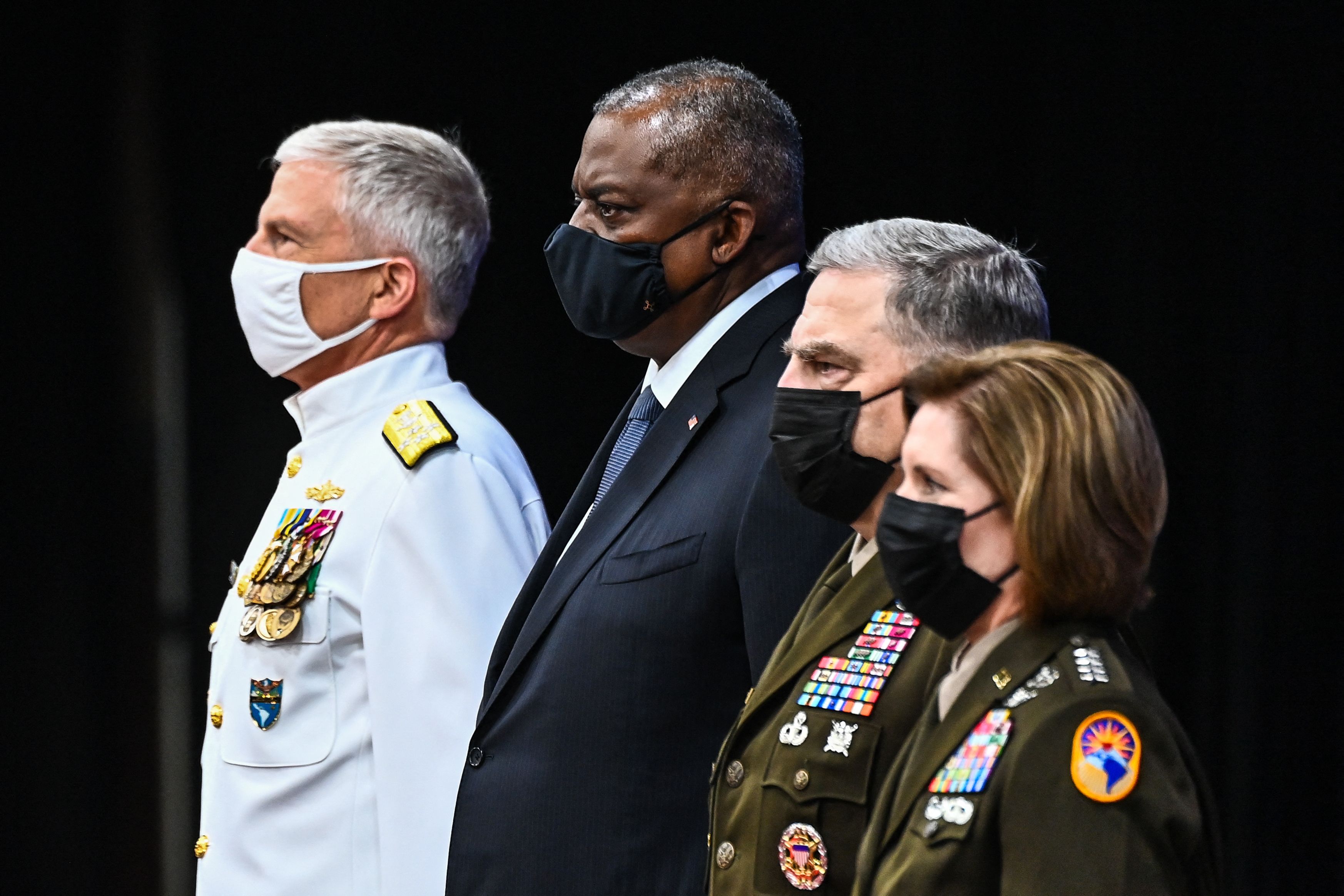 El comandante saliente del Comando Sur de Estados Unidos, almirante Craig S. Faller, el secretario de defensa, Lloyd Austin, y el presidente del Estado Mayor Conjunto, Mark Milley, asistieron a la ceremonia de cambio de mando en la que se posesionó Laura Richardson.