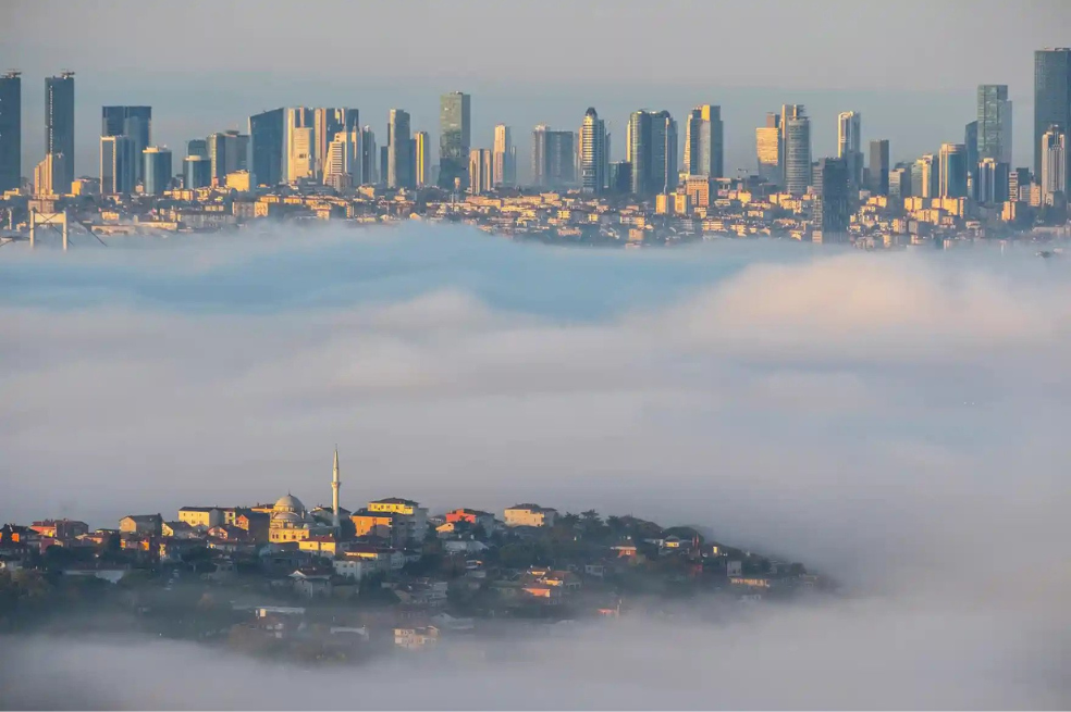 Categoría: Lugar. La fotógrafo dijo que: 
“En las primeras horas de la mañana, la niebla cubría toda la ciudad. Fui al amanecer para tomar esta foto".