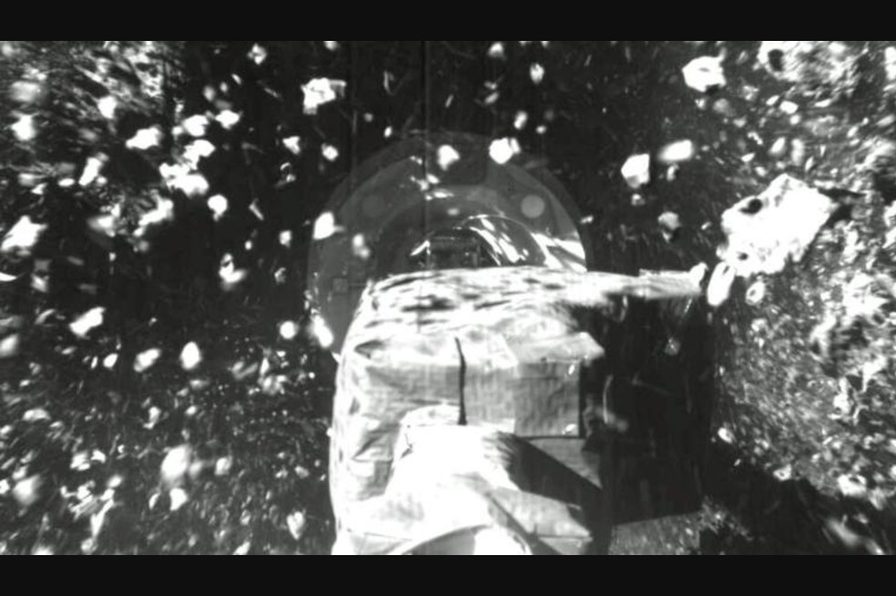 Durante cinco segundos, el brazo robótico de la nave espacial recogió algunas de las rocas porosas de la superficie. Luego retrocedió.