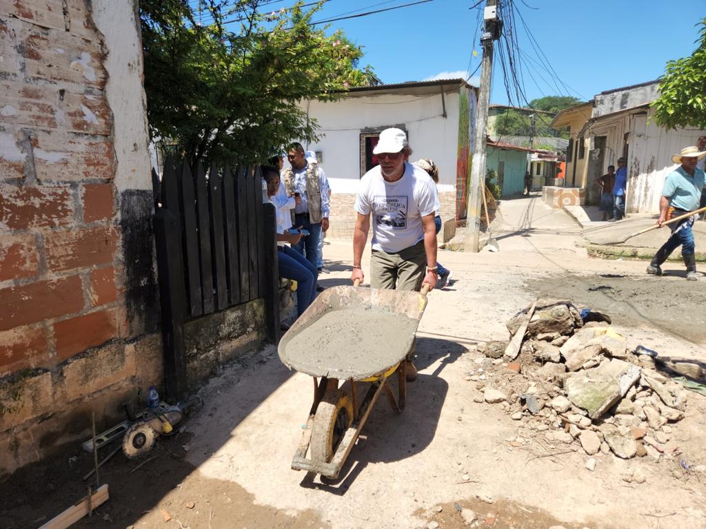 Pastor Alape nació en Puerto Berrío y en las Farc se convirtió en el comandante del Bloque Magdalena Medio.