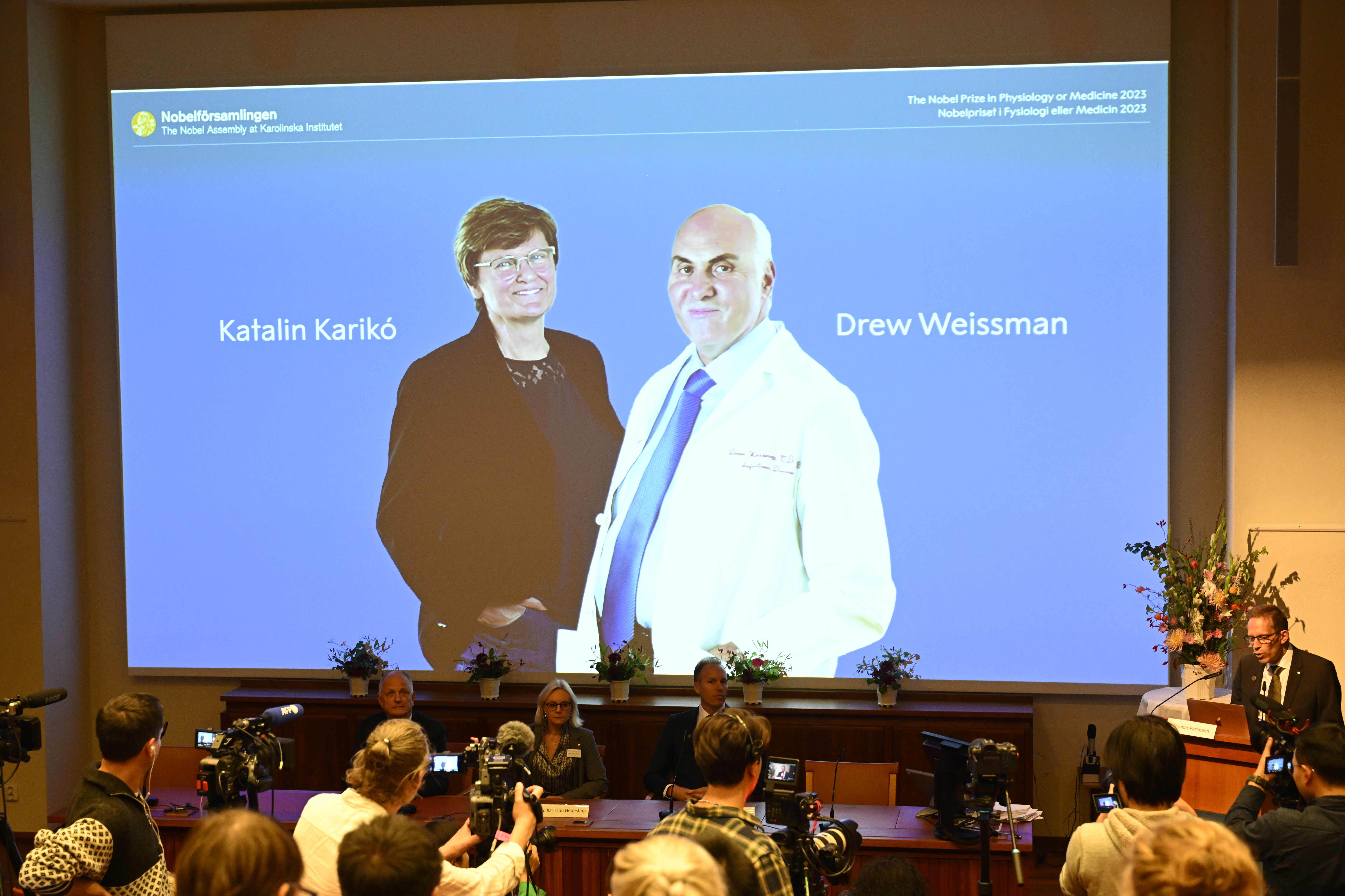 Stockholm (Sweden), 02/10/2023.- Member of the Nobel Assembly at the Karolinska Institute Thomas Perlmann (R, at podium) speaks during the announcement of the winners of the 2023 Nobel Prize in Physiology or Medicine in Stockholm, Sweden, 02 October 2023. The 2023 Nobel Prize in Physiology or Medicine was jointly awarded to Katalin Kariko and Drew Weissman 'for their discoveries concerning nucleoside base modifications that enabled the development of effective mRNA vaccines against COVID-19', the Nobel Assembly at the Karolinska Institutet announced. (Suecia, Estocolmo) EFE/EPA/JESSICA GOW SWEDEN OUT