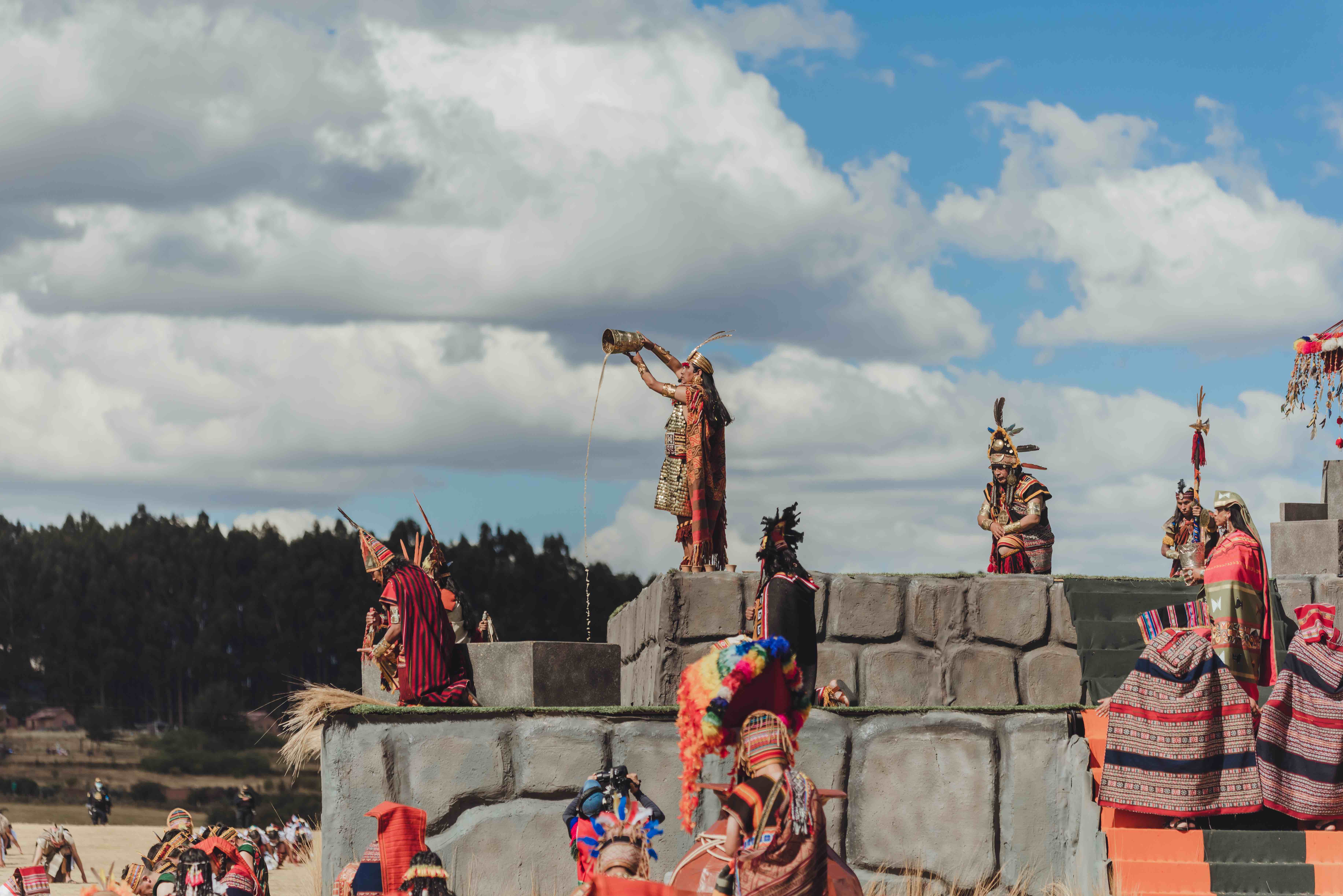 La ceremonia comienza en el Qorikancha, el antiguo templo del Sol, con ofrendas, cantos y bailes tradicionales. Luego, el cortejo se traslada a la Plaza de Armas para presenciar el rito de la hoja de coca y el Encuentro de los Tiempos entre el Inca y el alcalde de la ciudad.