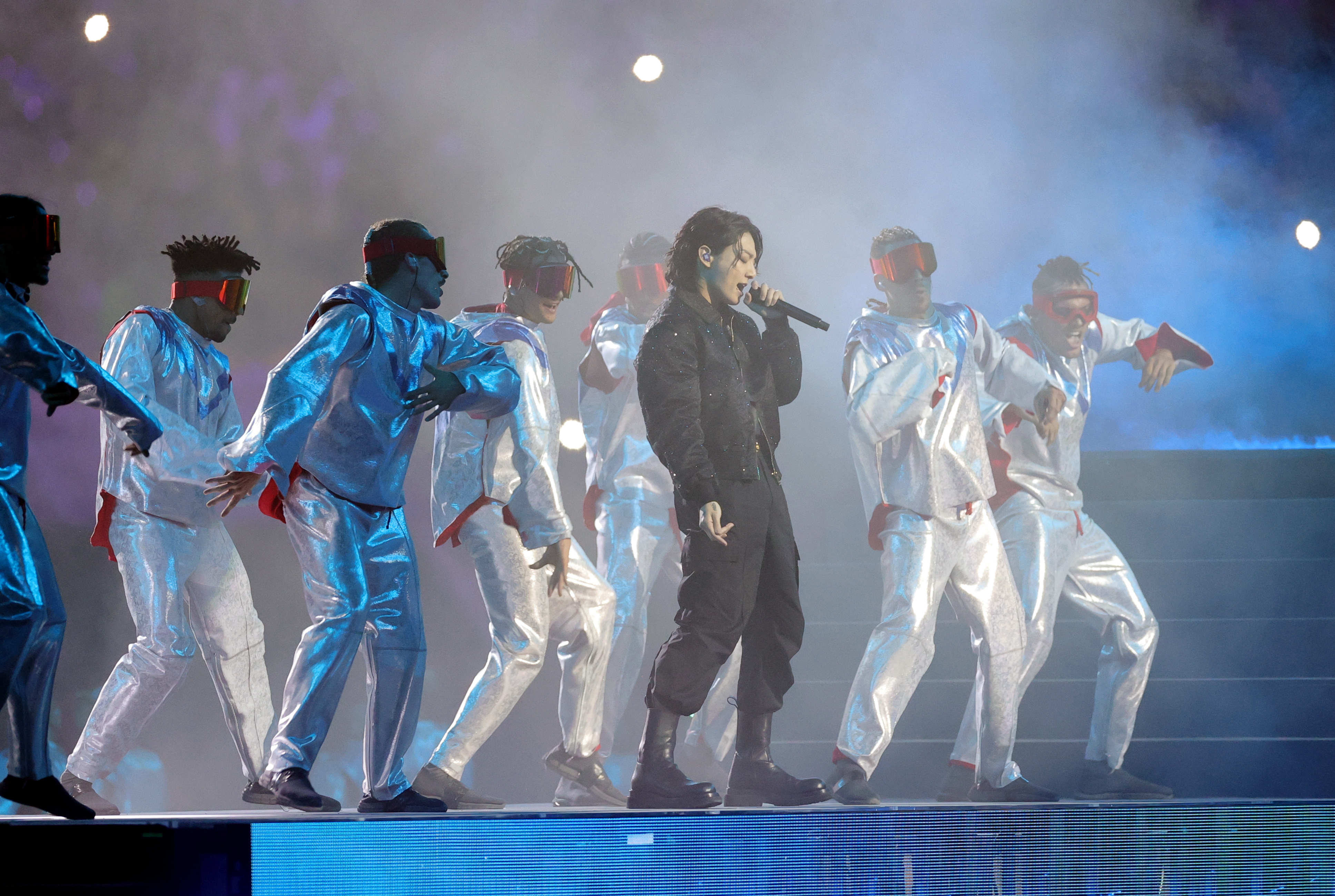 Al Khor (Qatar), 20/11/2022.- South Korean sing Jung Kook (R) performs Dreamers during the opening ceremony prior the FIFA World Cup 2022 group A Opening Match between Qatar and Ecuador at Al Bayt Stadium in Al Khor, Qatar, 20 November 2022. (Mundial de Fútbol, Corea del Sur, Catar) EFE/EPA/Friedemann Vogel