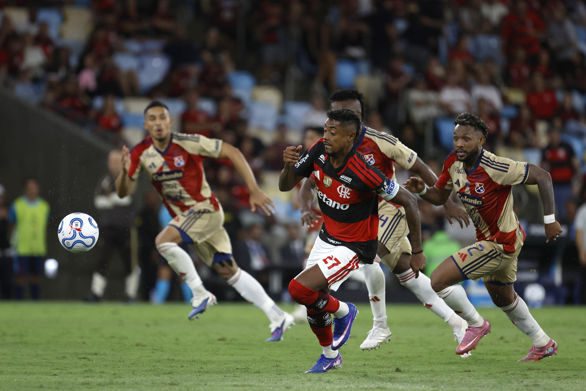 AMDEP3798. RÍO DE JANEIRO (BRASIL), 16/04/2026.- Bruno Henrique (c) de Flamengo controla el balón este jueves, en un partido de la fase de grupo de la Copa Libertadores entre Flamengo e Independiente Medellín en el estadio Maracaná en Río de Janeiro (Brasil). EFE/ Antonio Lacerda