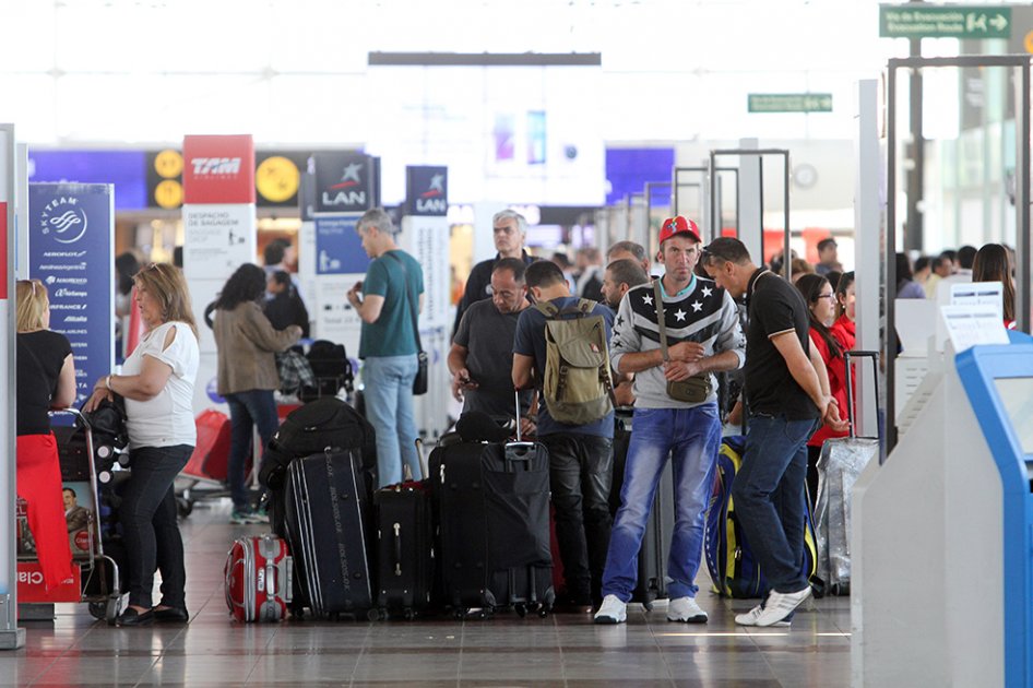 Doce aeropuertos de Chile están paralizados en cuarto día de huelga de aeronáuticos
