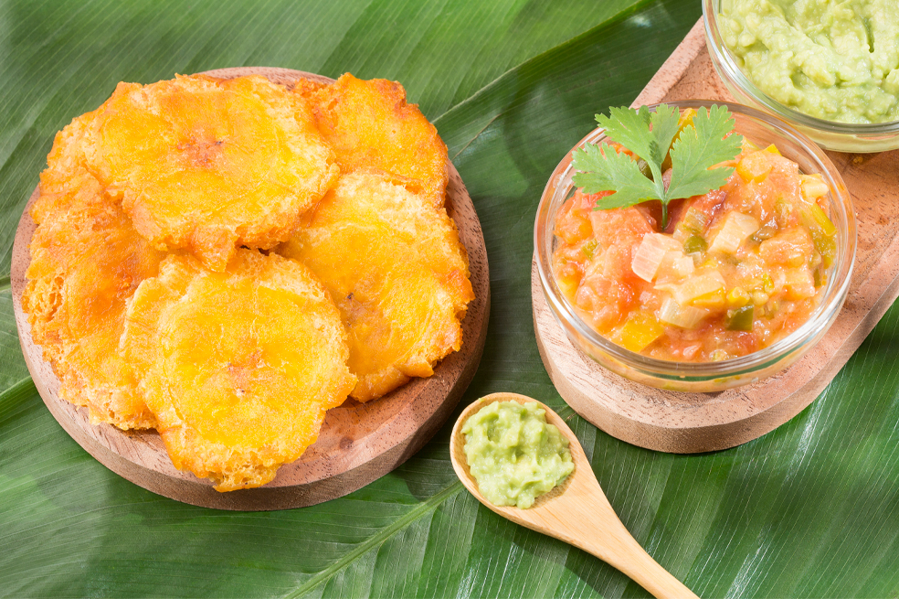 Patacones con camarones al ajillo y pimentones