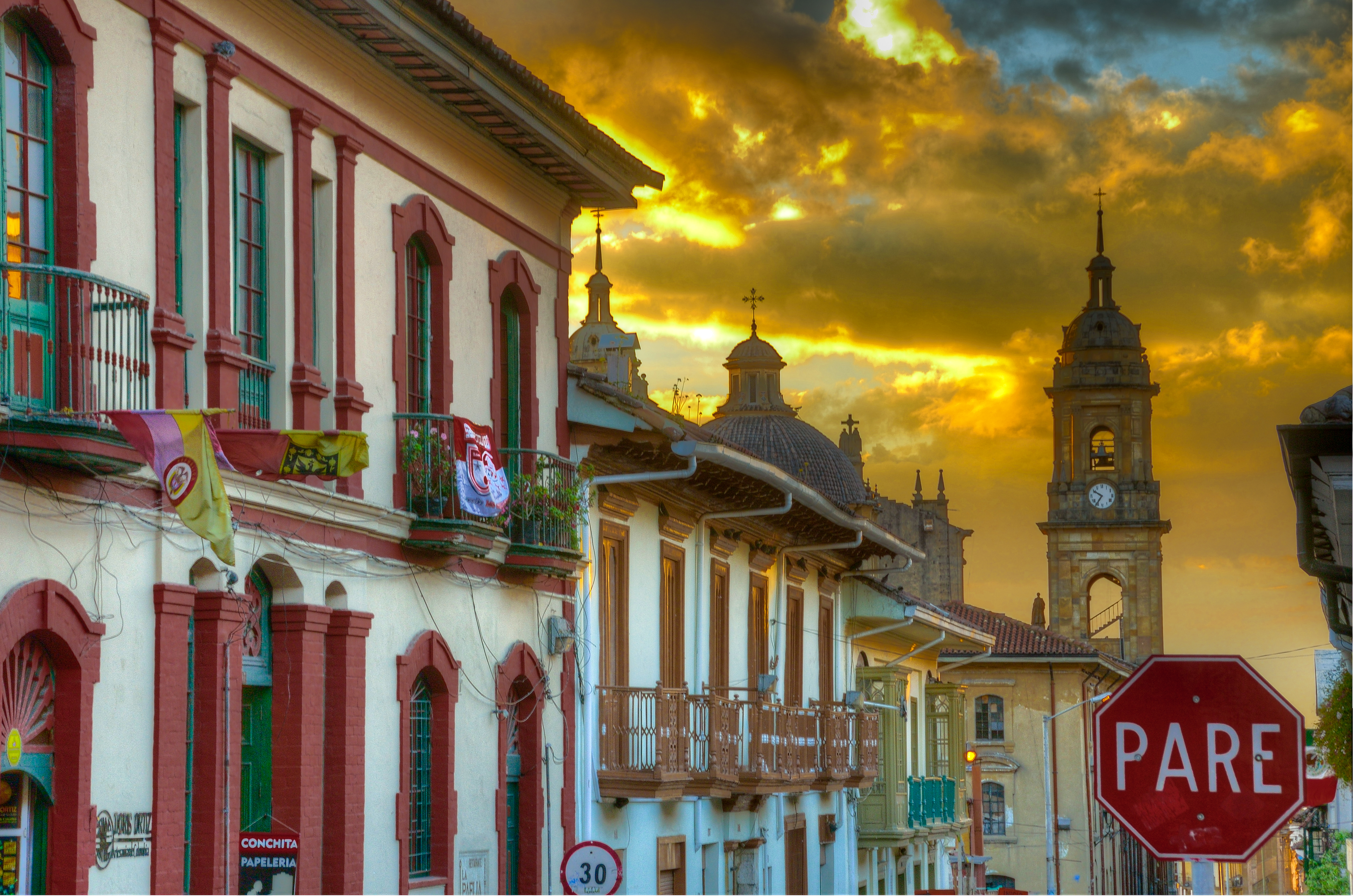 La Candelaria, un lugar en Bogotá que reúne arquitectura, historia, cultura, religiosidad y gastronomía.