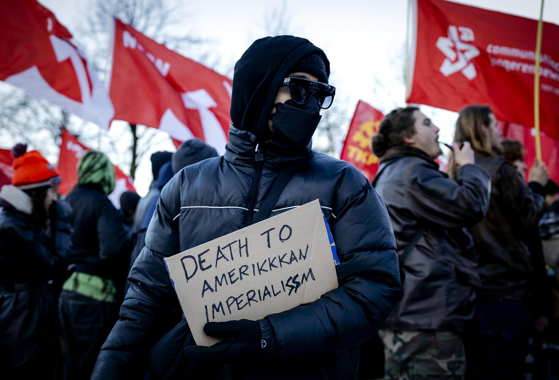 AMSTERDAM (Netherlands), 04/01/2026.- Protesters take part in a demonstration in front of the US consulate against the US attack on Venezuela in Amsterdam, The Netherlands, 04 January 2026. The protest was organized by the People for Peace group and the Anti-Fascist Veterans of the Resistance Netherlands (AFVN). (Protestas, Países Bajos; Holanda) EFE/EPA/ROBIN VAN LONKHUIJSEN