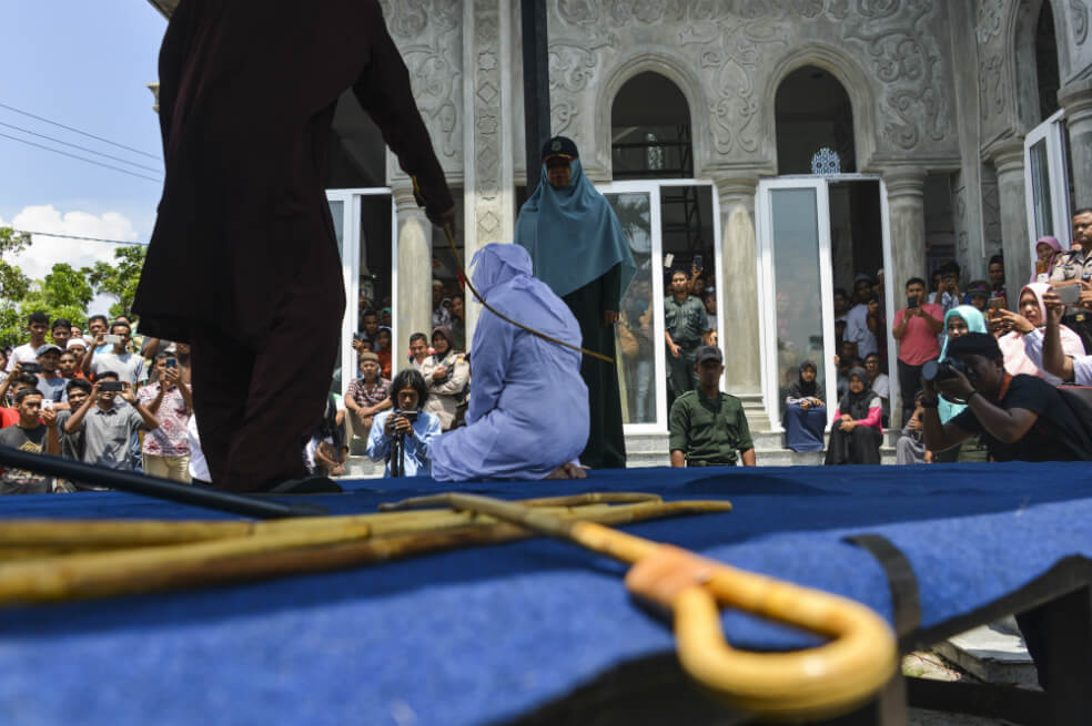 Parejas indonesias son azotadas en Aceh por verse a solas sin estar casados