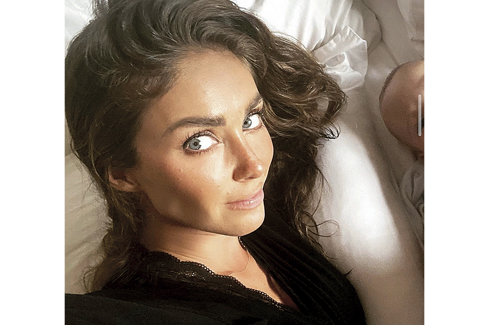 Anahi adicta a la cirugia