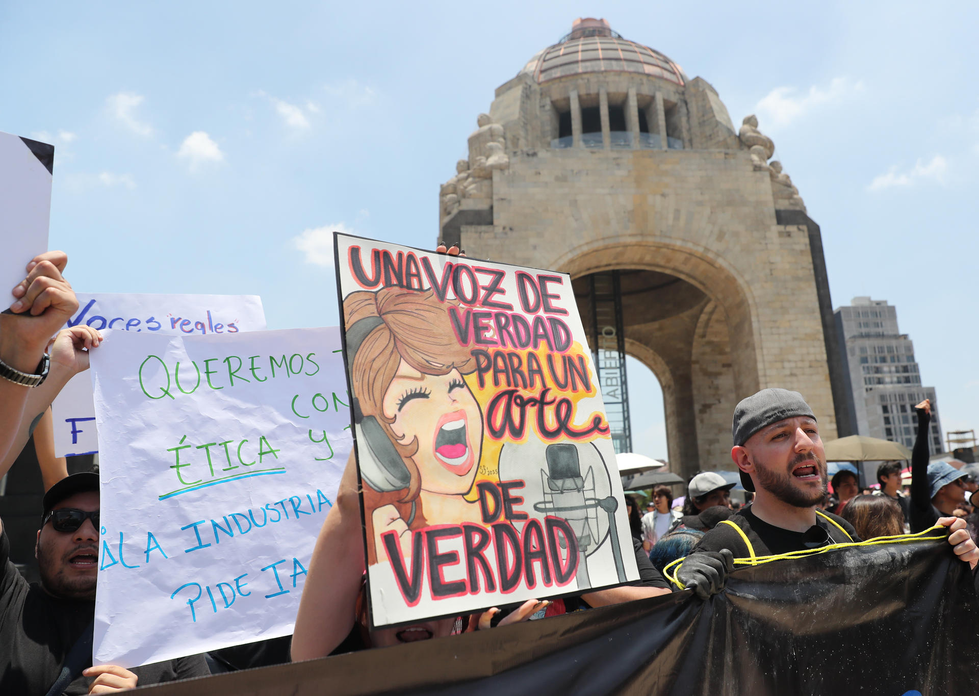 FOTODELDÍA MEX7644. CIUDAD DE MÉXICO (MÉXICO), 13/07/2025.- Personas participan en una manifestación este domingo, en el Monumento a la Revolución en Ciudad de México (México). Bajo el lema 'una sola voz', artistas, locutores, actores de doblaje y creativos mexicanos protestaron en la capital del país para exigir una legislación que regule el uso de la voz humana frente al avance de la Inteligencia Artificial (IA). EFE/ Mario Guzmán
