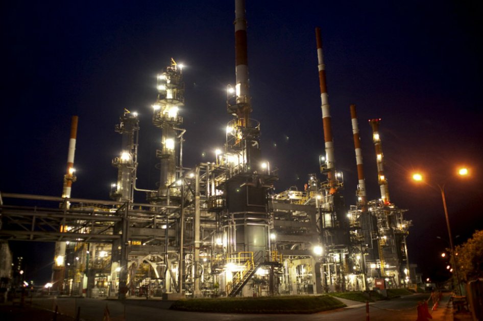 Siete grandes petroleras pueden perder un 22 % en 2016, según Fitch