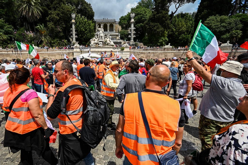 Los “chalecos naranjas” de Italia, el movimiento que niega el coronavirus