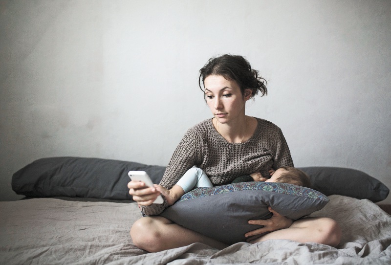 Las madres se distraen con celulares, tablets u computadores cuando alimentan a sus hijos.  / iStock