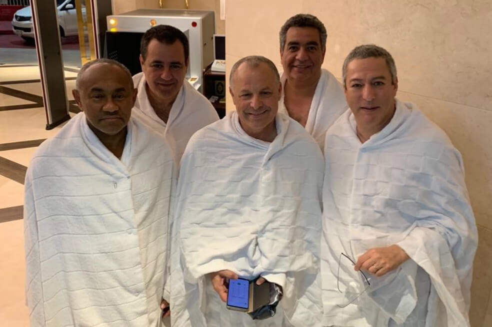 El presidente de la CAF, Ahmad Ahmad (Izq.), junto a Hany Abo Rida, presidente de la Federación egipcia, e Idriss Akki, director general de Lagardere, durante su reciente peregrinación a La Meca.  / @AbouRidaHany