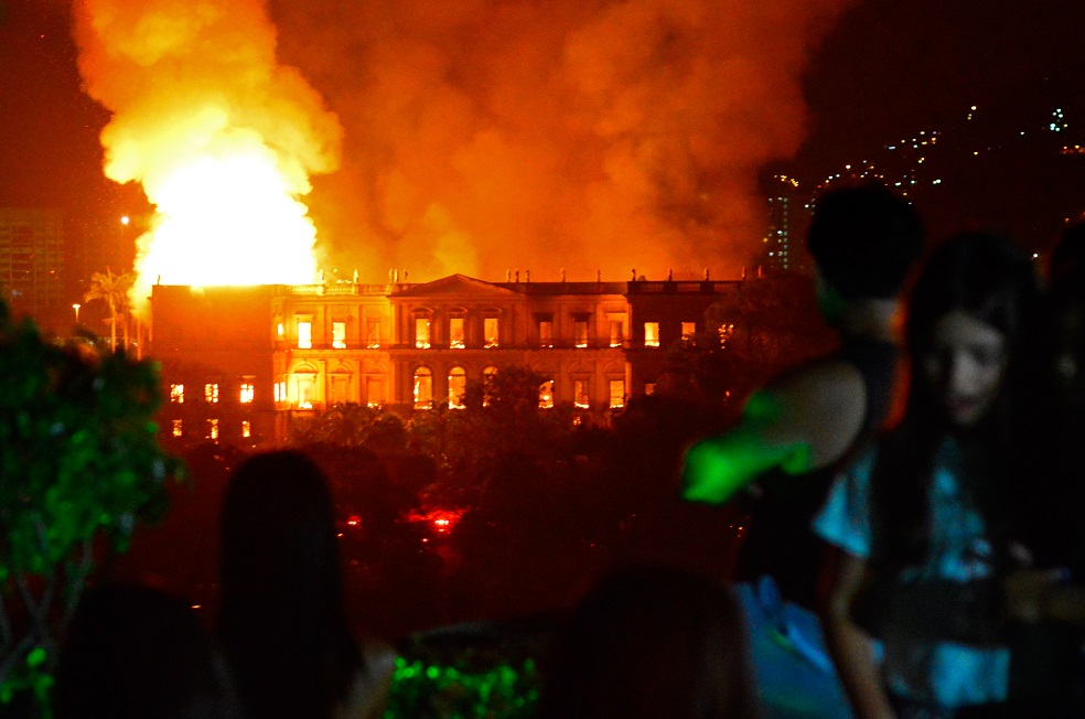 El incendio arrasó con la colección de arqueología egipcia más grande de América Latina.  / AFP