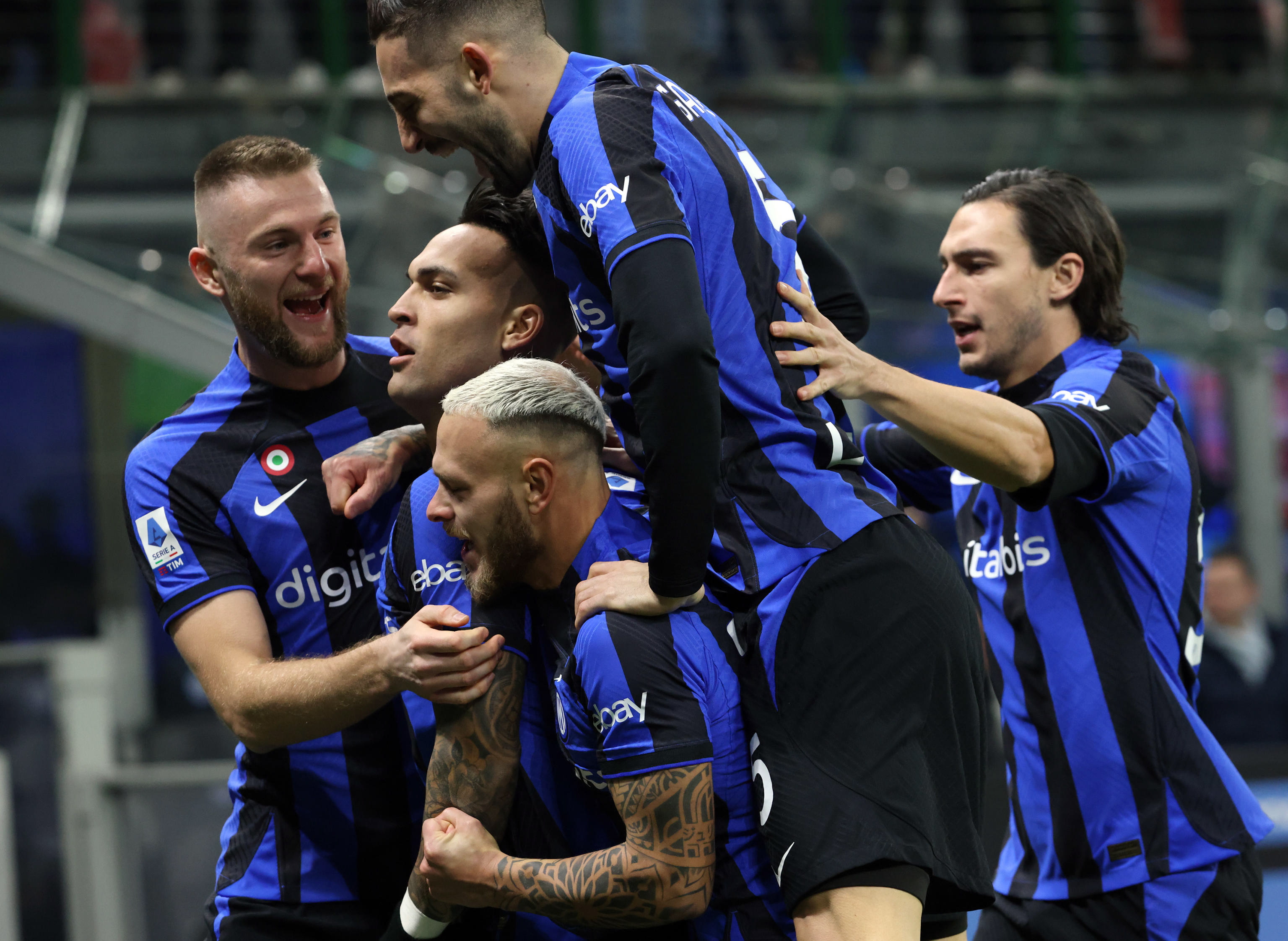 Inter venció a Verona y Napoli respira tranquilo en la punta tras empate del Milan