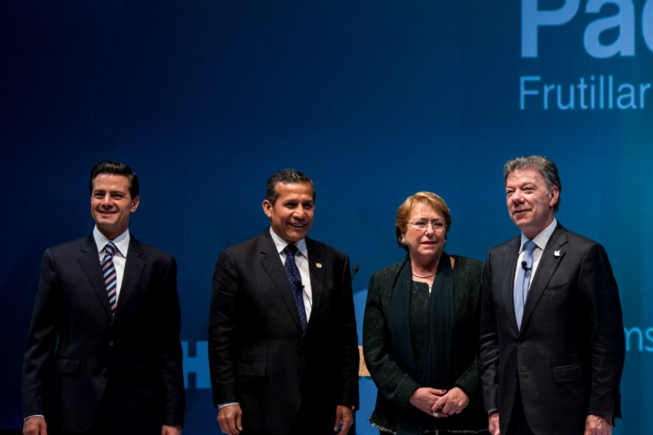 Los presidentes de México, Perú, Chile y Colombia, durante la III Cumbre empresarial del bloque. / AFP