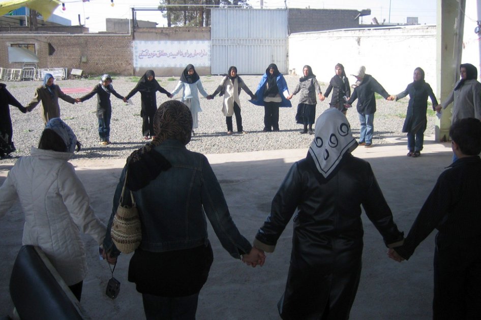 Un grupo de mujeres iraníes, en el centro de atención a drogodependientes Chitgar, de la ONG Tabalodé Dobaré (Renacer), situado a las afueras de Teherán, que acoge a 25 mujeres que luchan contra su adicción, en este caso sin ayuda de metadona ni drogas sustitutivas. 