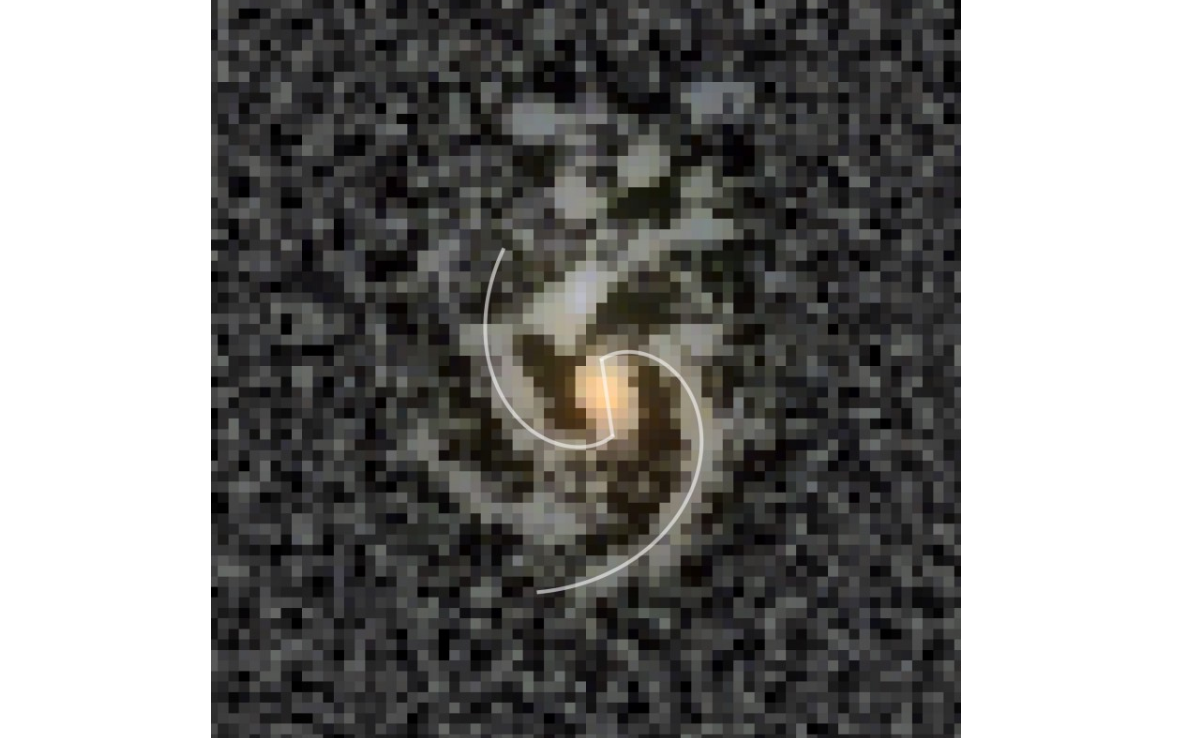 Imagen del Telescopio Espacial James Webb de la galaxia COSMOS-74706, con espirales logarítmicas (líneas blancas) y barra estelar.