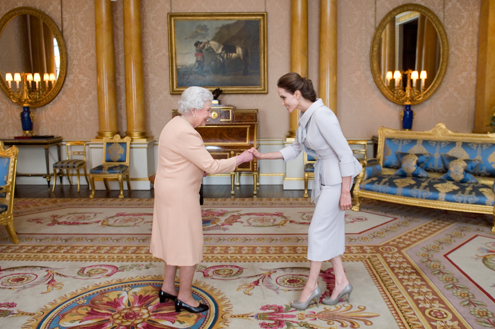 Angelina Jolie recibe título de Dama