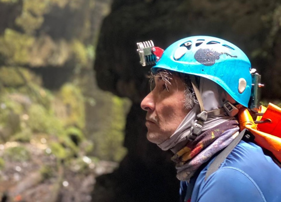 Lasso nació en España y se formó como biólogo en Venezuela. Varios de sus trabajos están centrados en la descripción de la biodiversidad cavernícola.