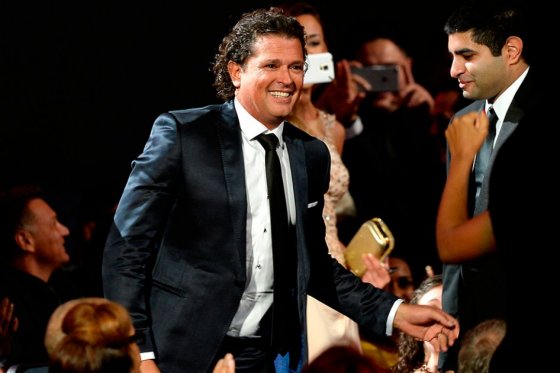 Seguidora le roba un beso a Carlos Vives en pleno concierto