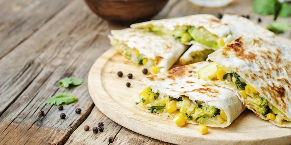 Plato de quesadillas servido en la mesa