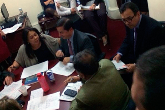 La representante Gloria Stella Díaz y el senador Juan Fernando Cristo en la reunión que permitió destrabar el trámite del proyecto de conductores ebrios.