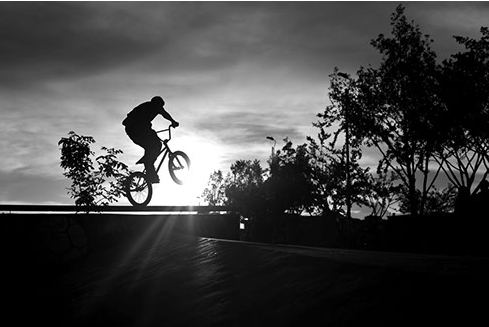Ellos son los acróbatas improvisados de la ‘bici’